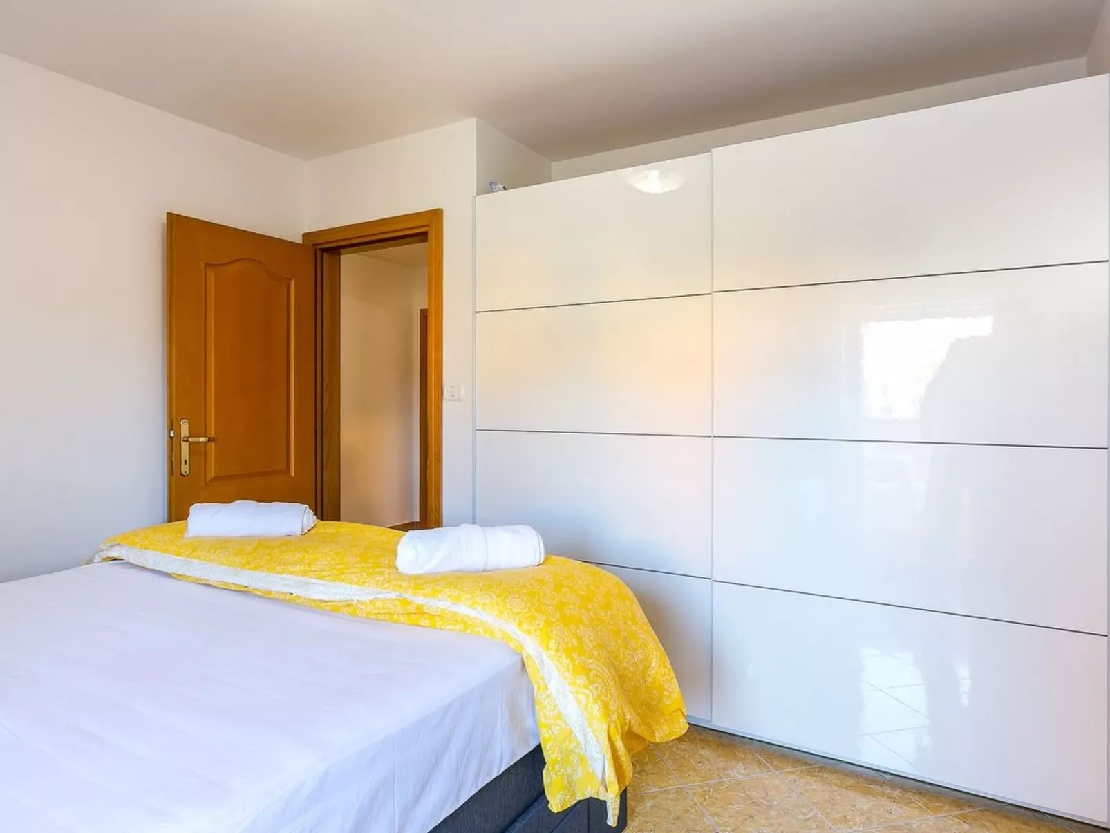 Für bis zu vier Personen, 400m vom Sandstrand-Binnen