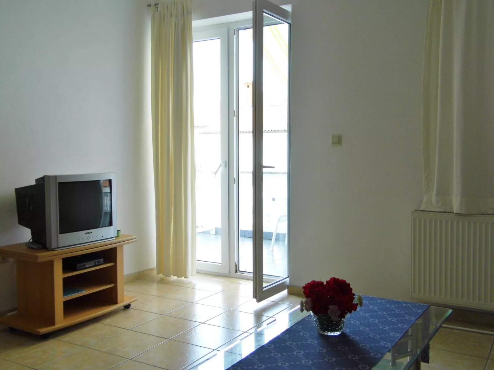 Schöne, geräumige Wohnung in der ersten Etage-Binnen