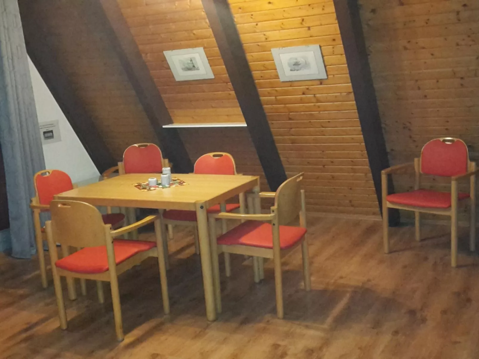 Unmittelbar hinter dem Deich gelegenes Nurdachhaus-Binnen