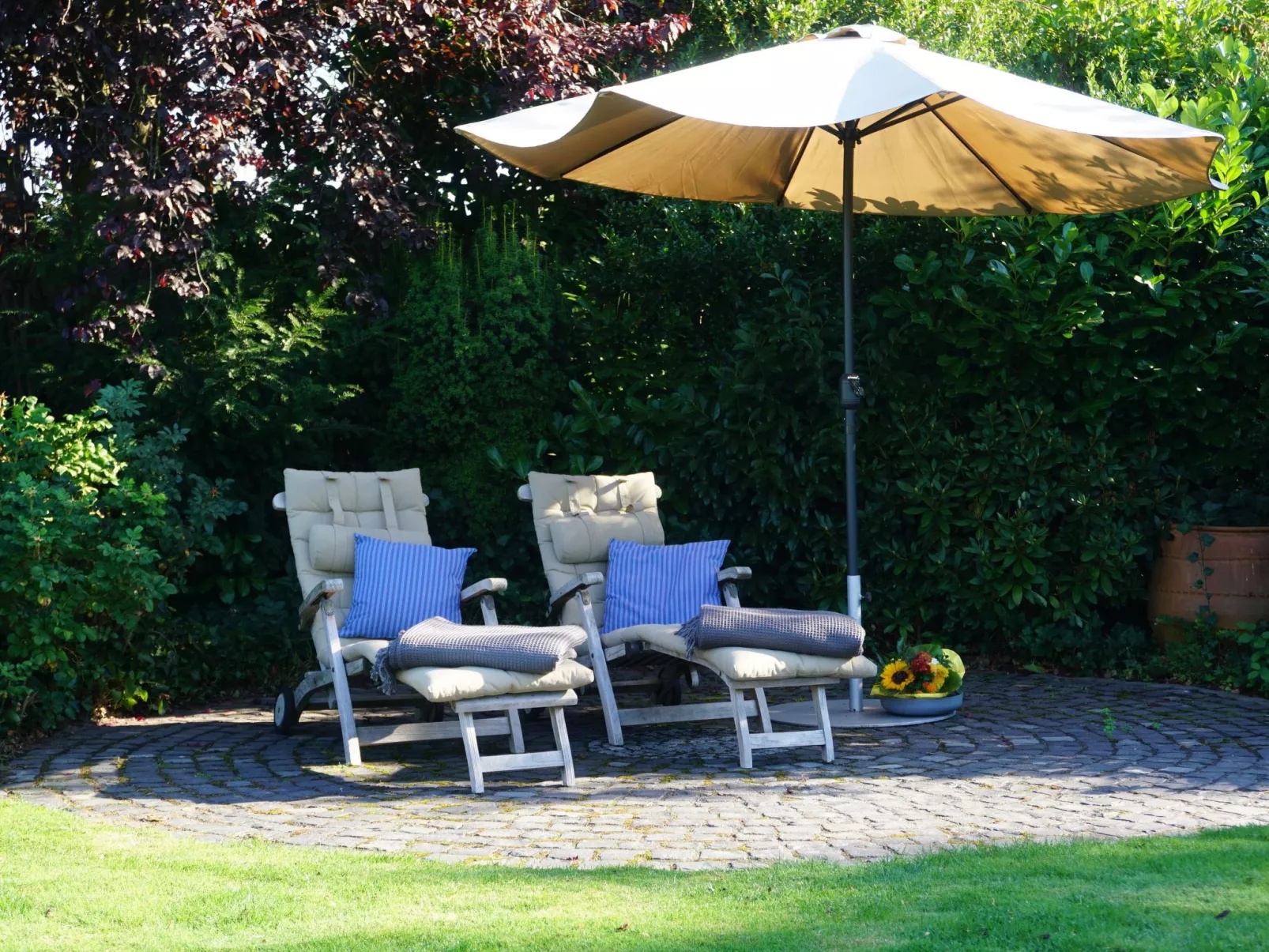 Großzügiges Haus mit traumhafter Gartenanlage-Buiten