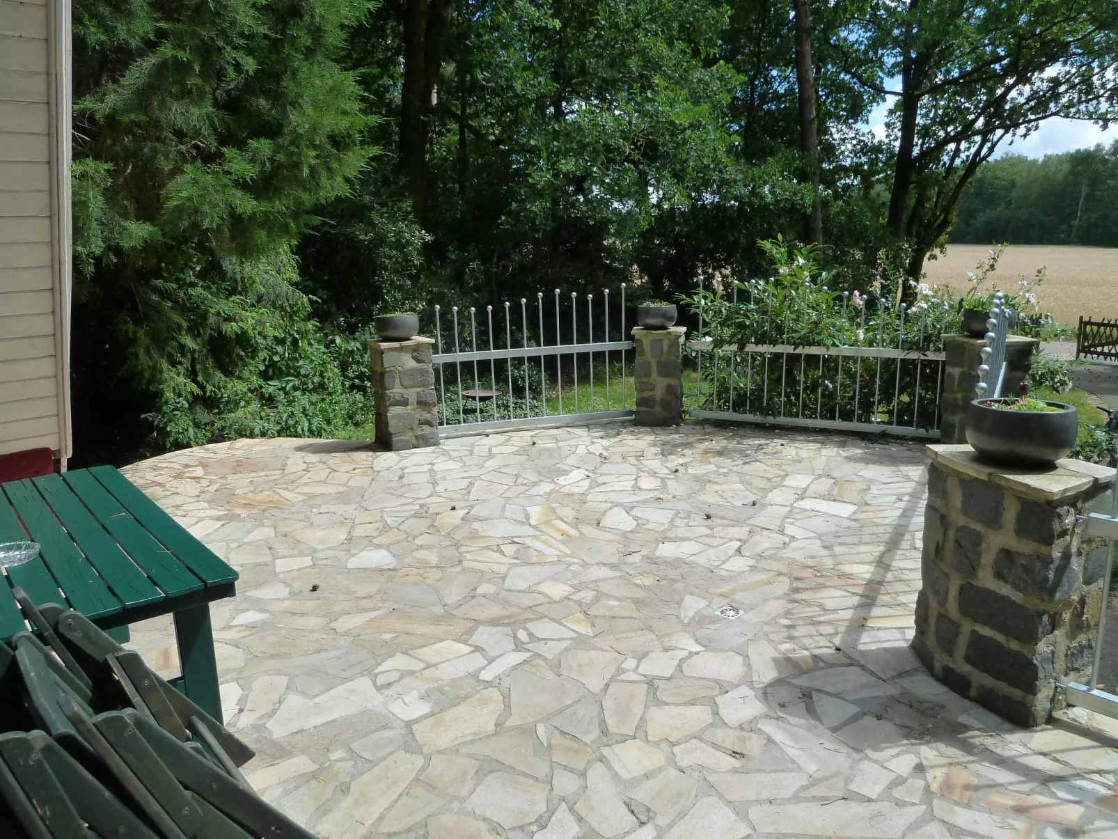 In ruhiger Lage am Waldrand mit Terrasse und großem Grundstück-Binnen