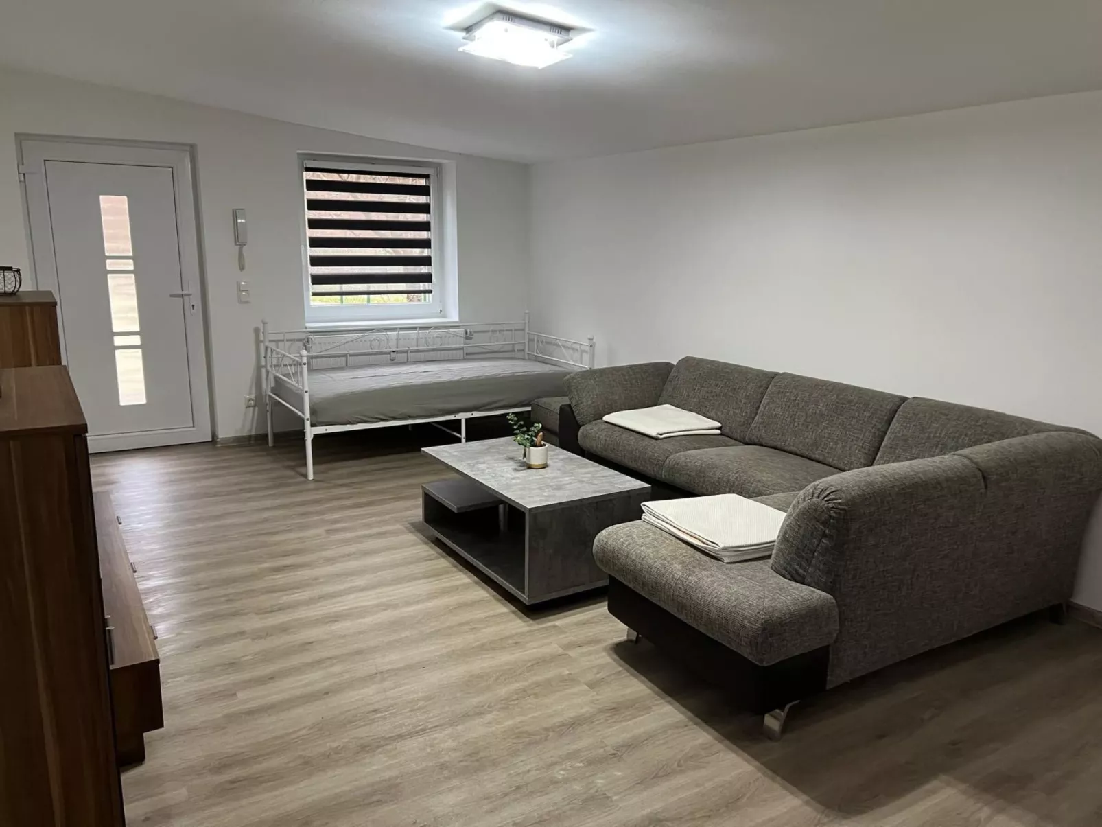 Große, möblierte Wohnung mit Garten-Image-tags.info