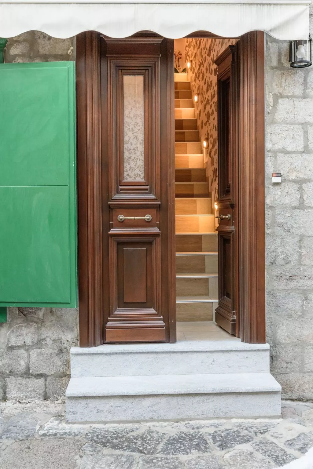 Mit Blick auf das Wasser