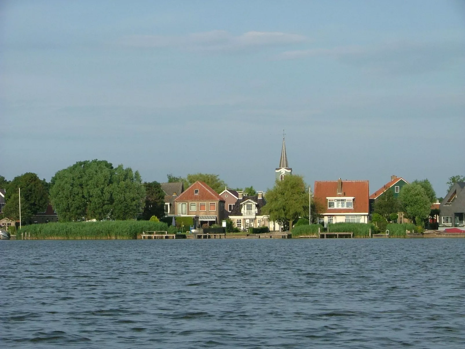 Boot "De Frijheit" mit Blick auf das Wasser-Image-tags.info