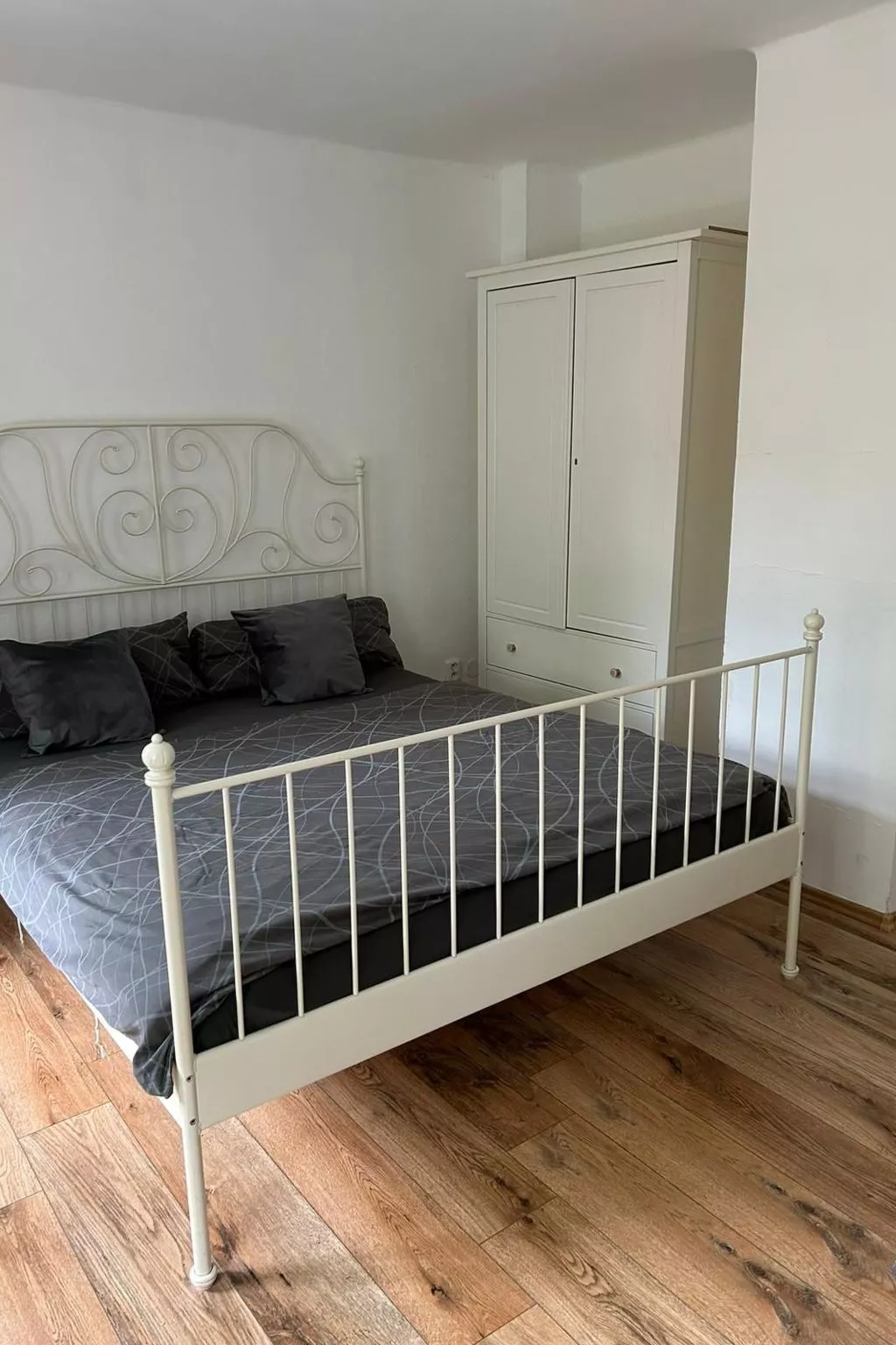 Traditionelles Haus, umgeben von Wäldern in Ralsko-Image-tags.info