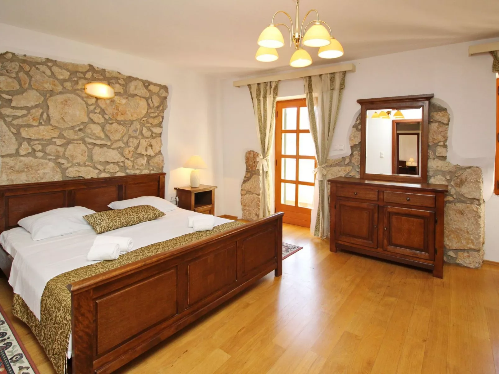 Renoviertes Steinhaus mit Garten und Pool ideal für ein erholsamen Urlaub-Binnen