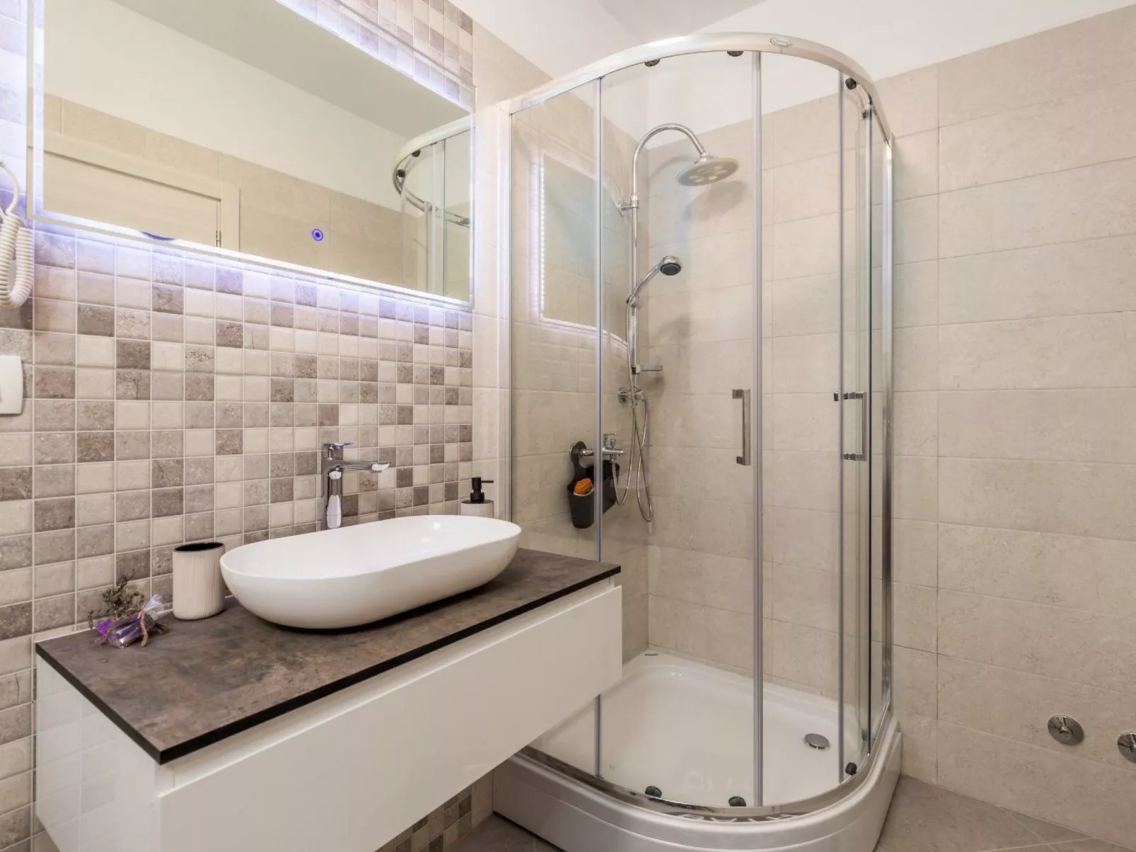 Schönes Haus für 8 Personen mit großem Schwimmbad-Binnen