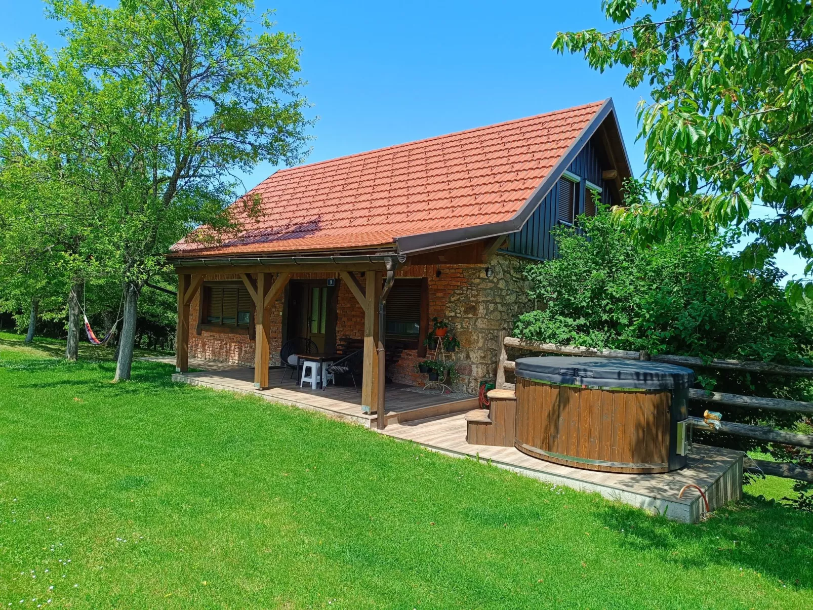 Haus in Sleme Skradsko mit Whirlpool und Parkplatz-Buiten