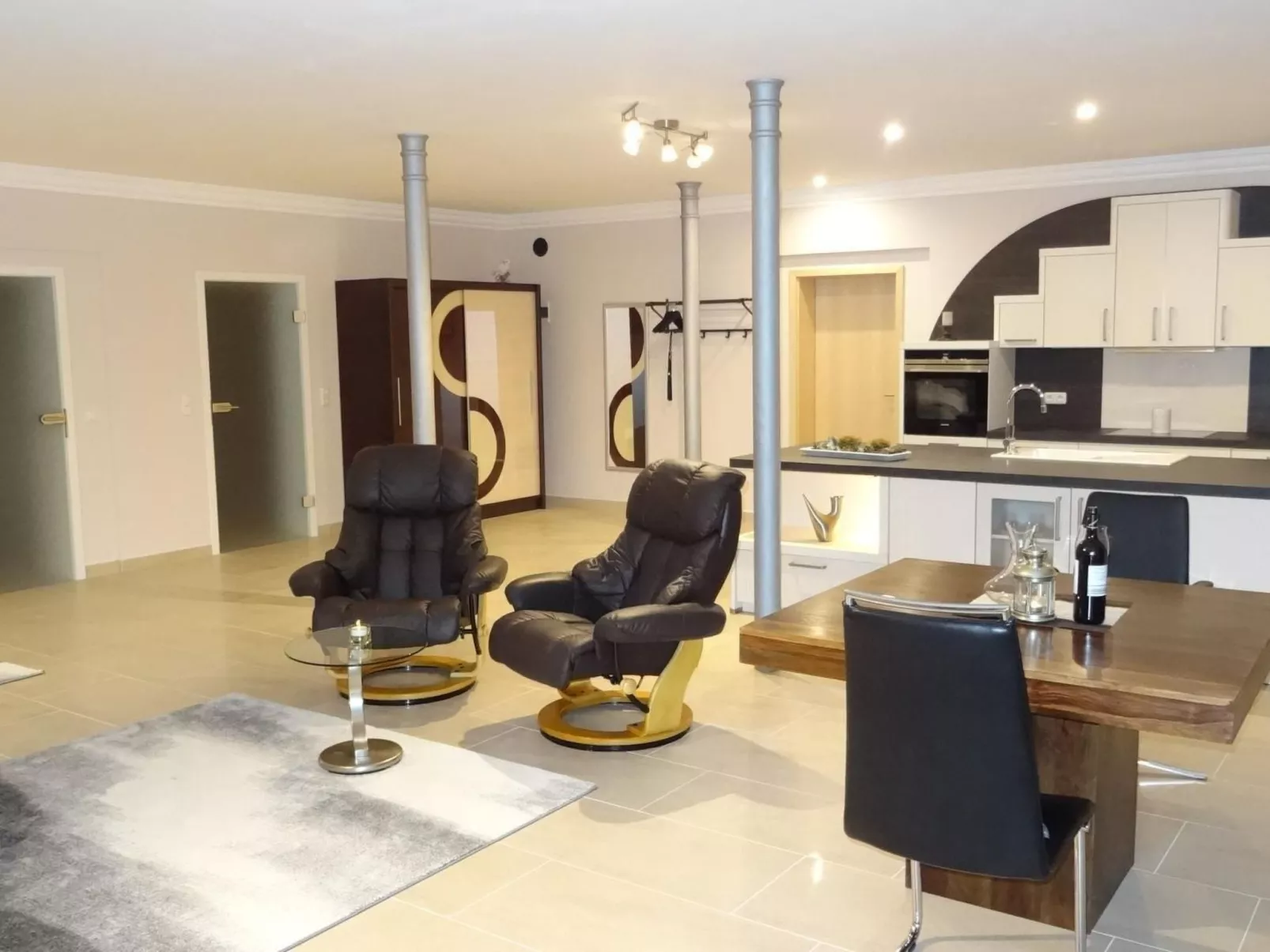 Modern eingerichtete Suite mit Terrasse-Binnen