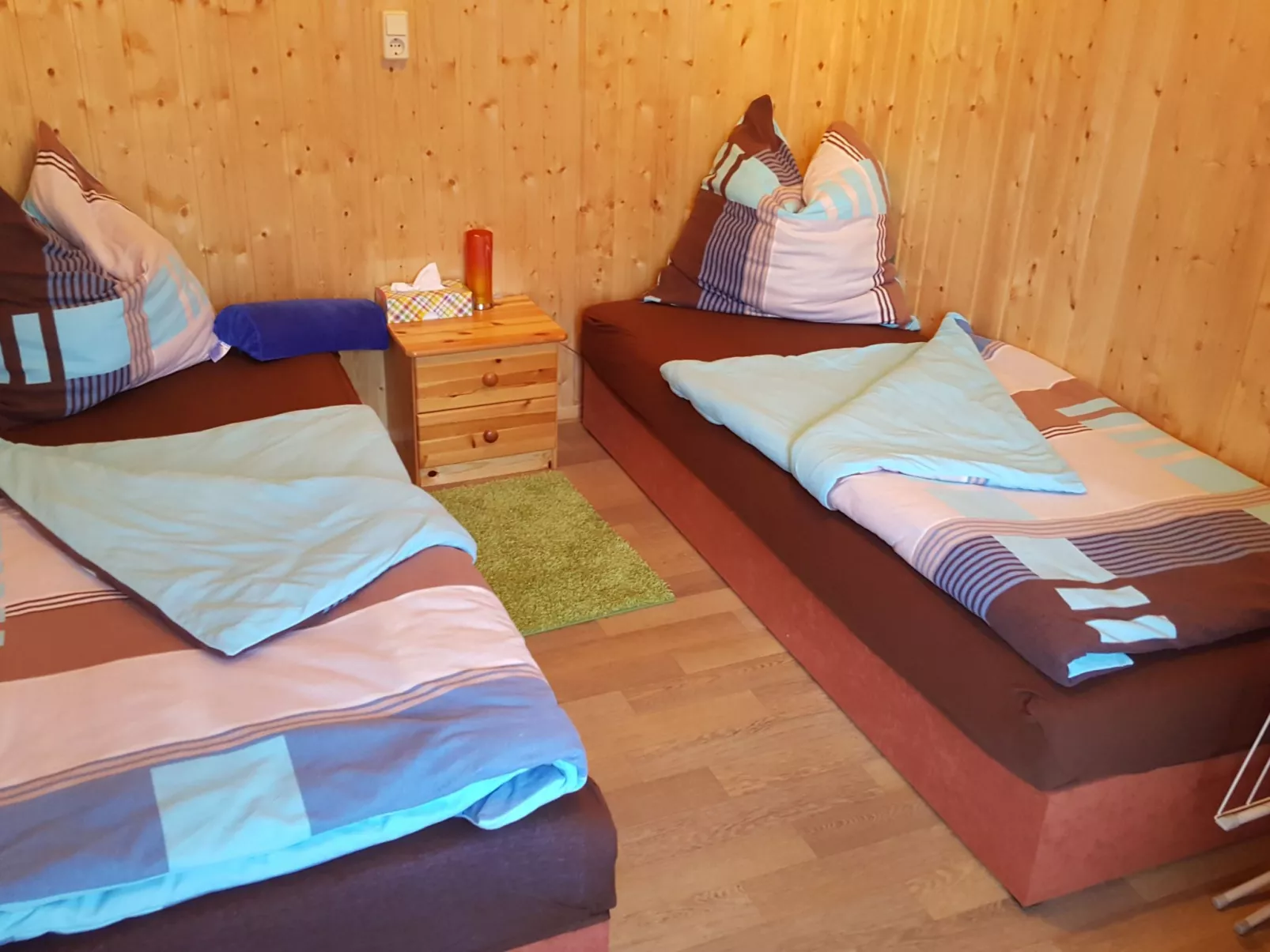 Holz-Bungalow mit Terrasse - Binnen