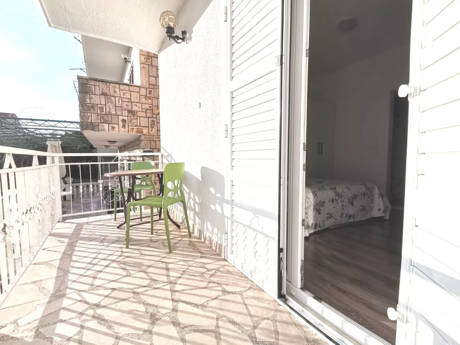 Weiße Idylle auf dem blauen Meer-Buiten