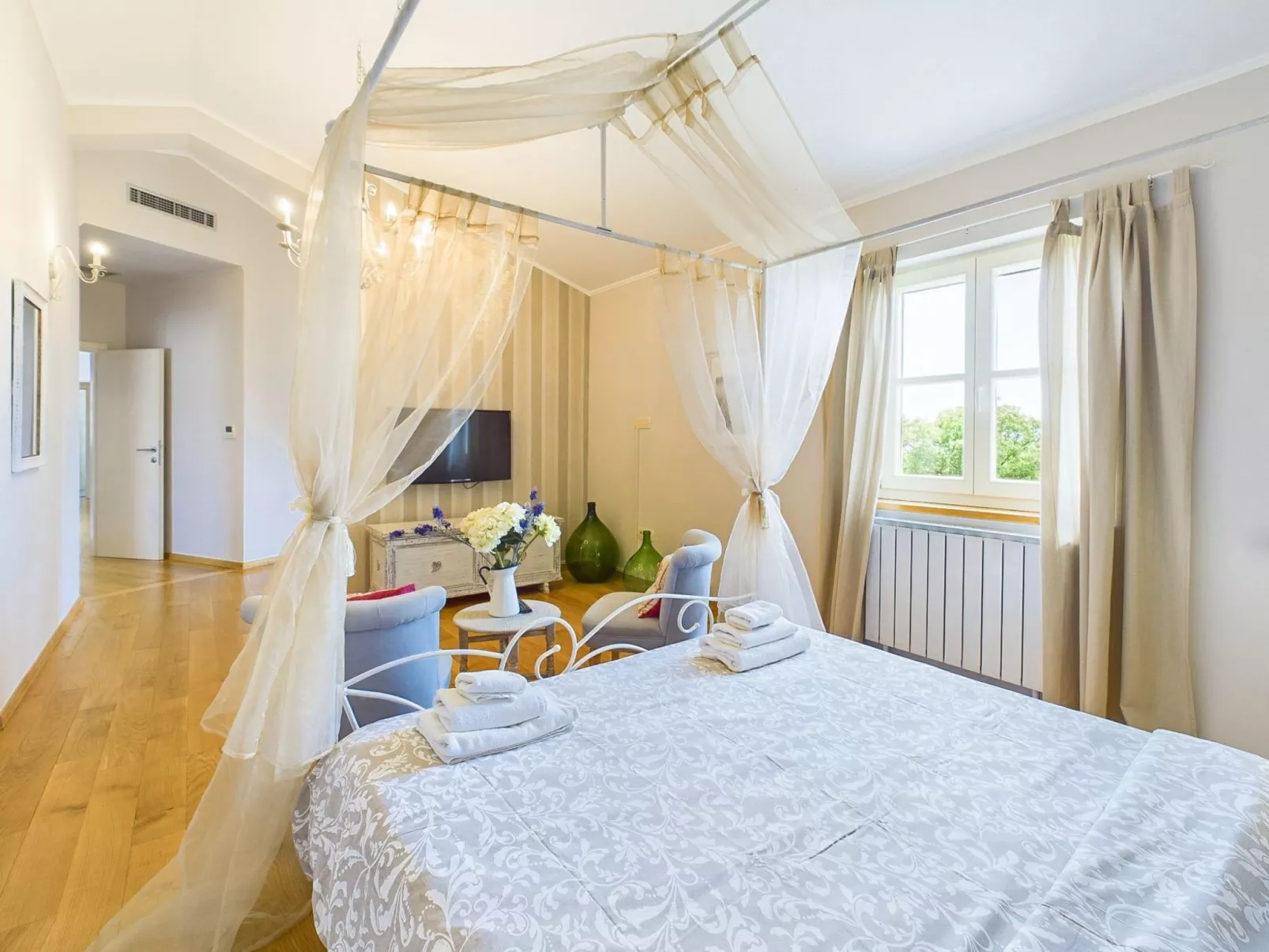 Luxuriöse Villa mit Schwimmbad und großem Garten-Binnen