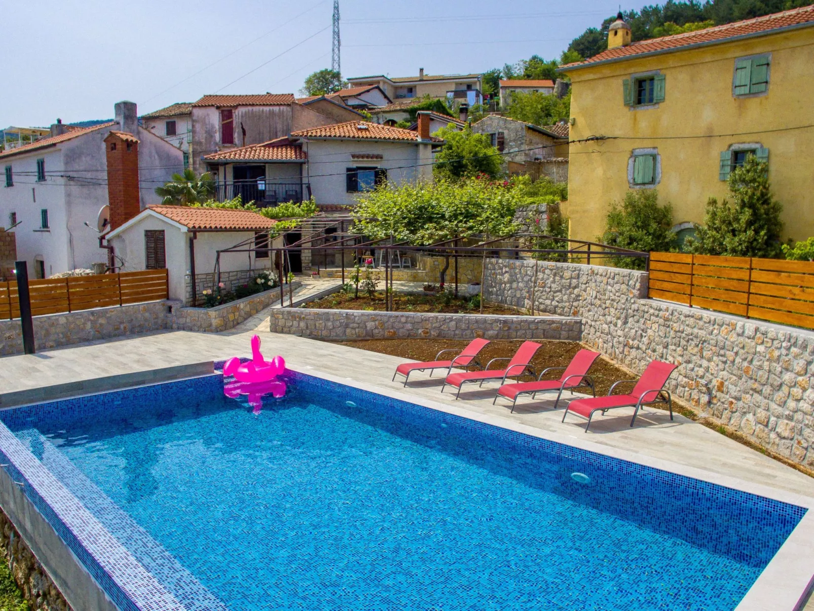 Mit großem Garten und Pool-Buiten