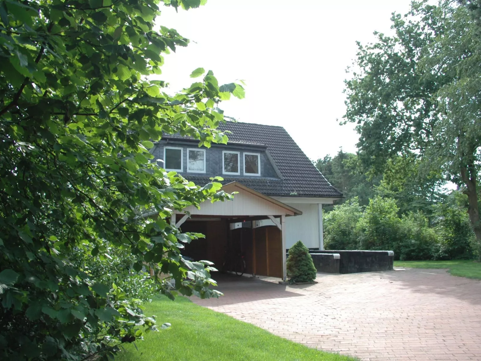 Mit Indoorpool, Garten und Partyraum-Binnen