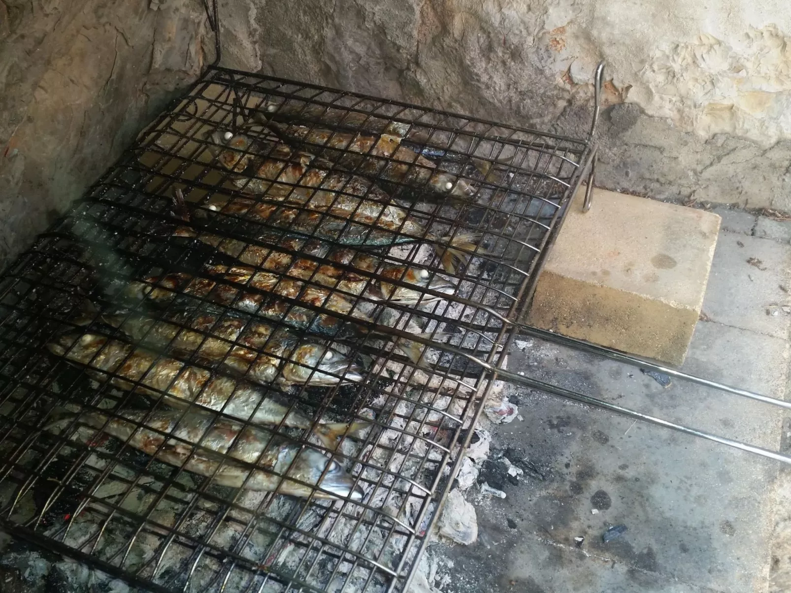 Charmantes Steinhaus mit Pool und Panoramablick-Buiten