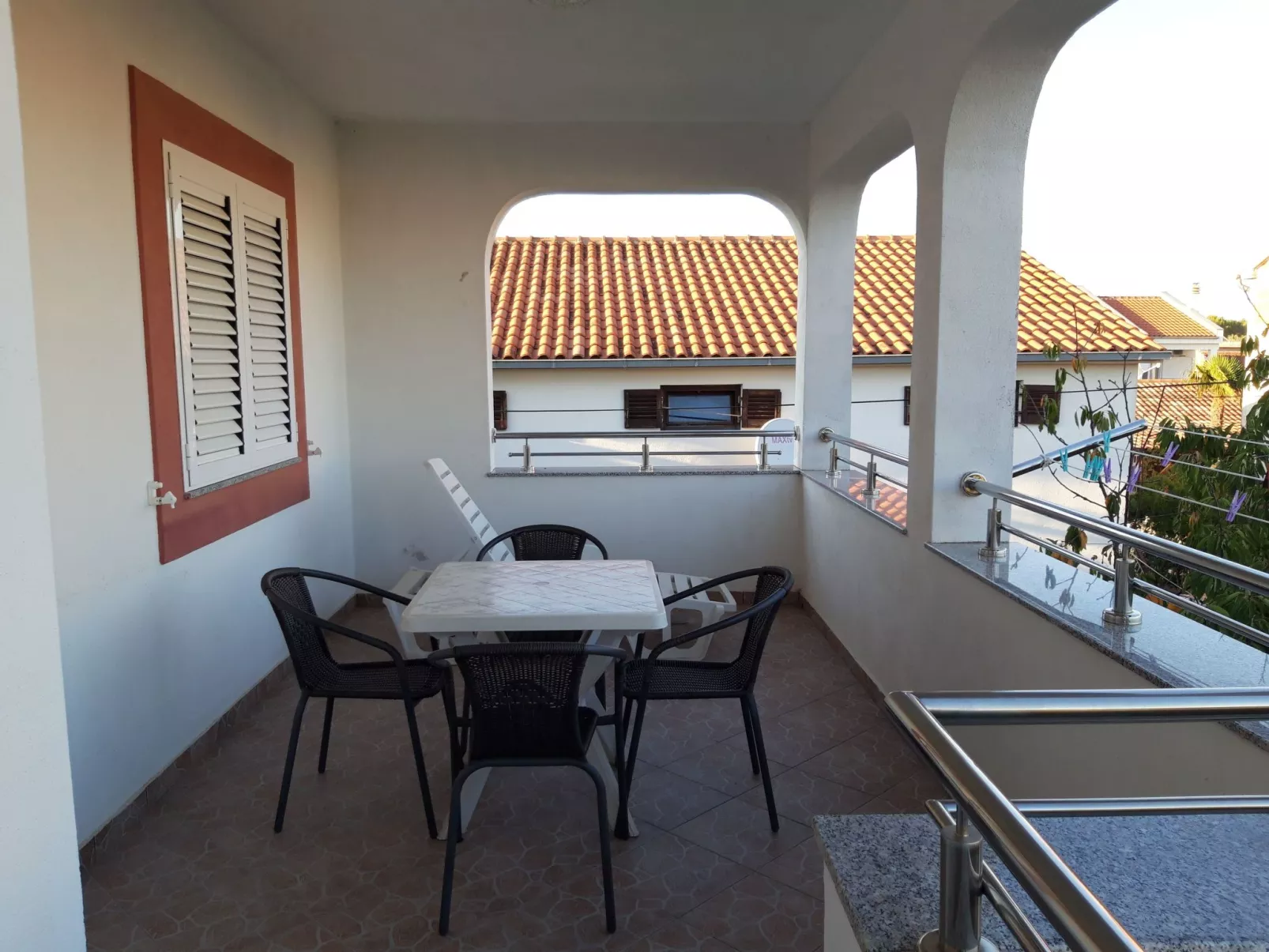 Wohnung in Pirovac mit Terrasse, Garten und Grill-Buiten