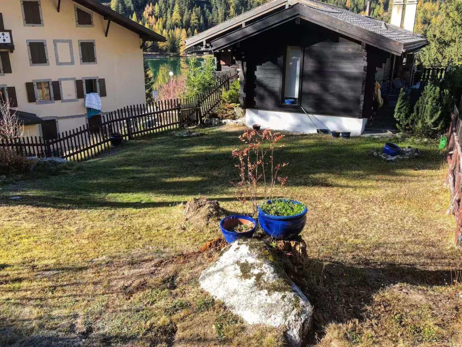 Chalet mit Seeblick, Jacuzzi, Sauna und Garten-Buiten