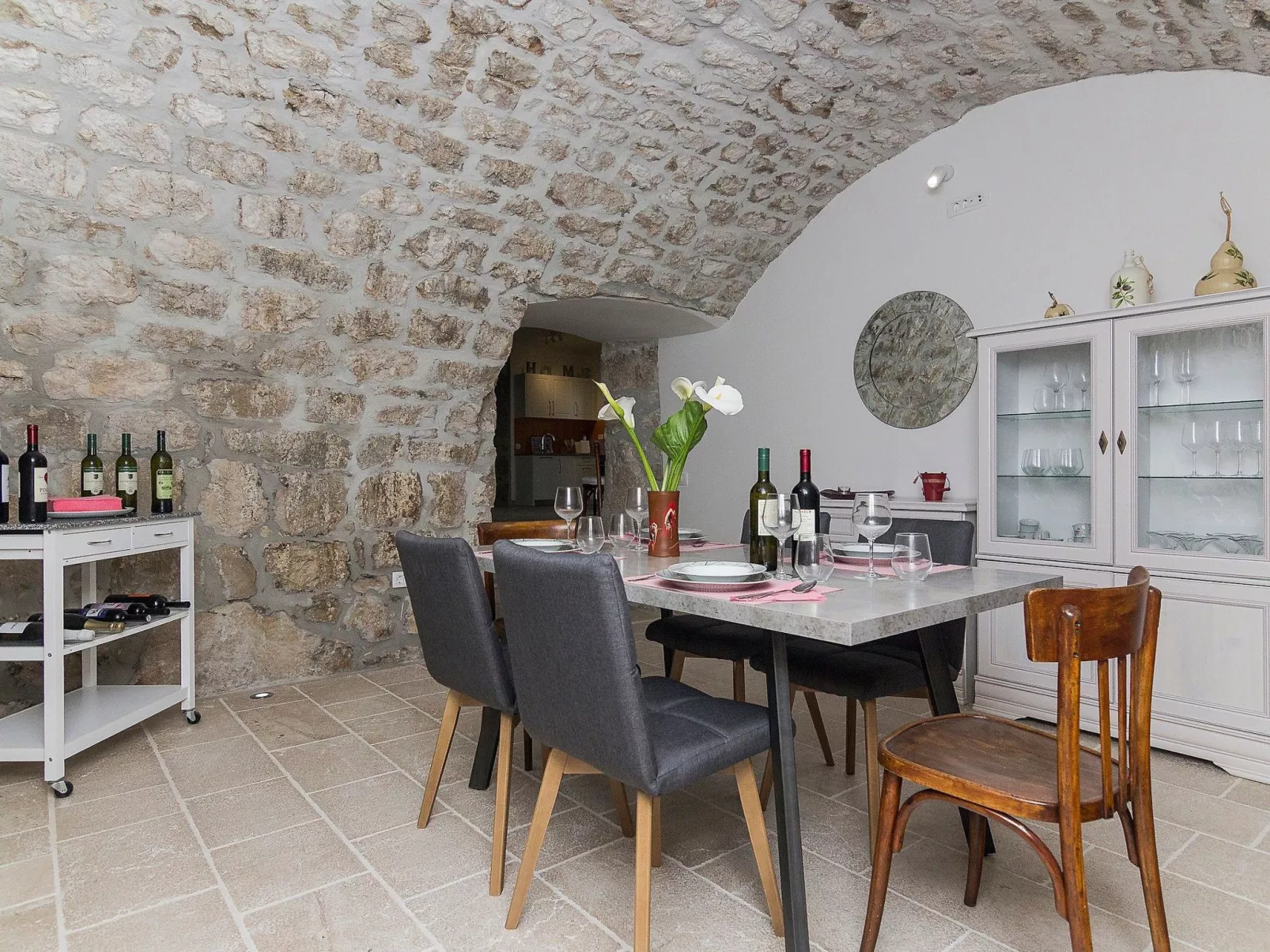 Schönes Steinhaus mit beheiztem Pool, Terrasse m-Binnen