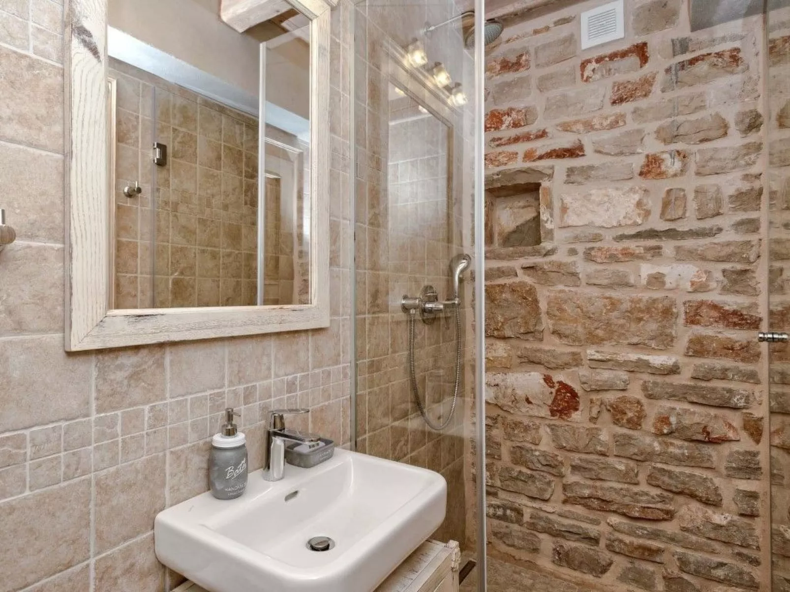 Villa Aristea bestehend aus drei Häusern-Binnen