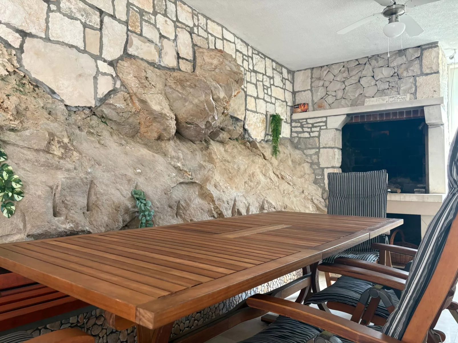 In Povlja mit gemeinschaftlichem Parkplatz-Buiten