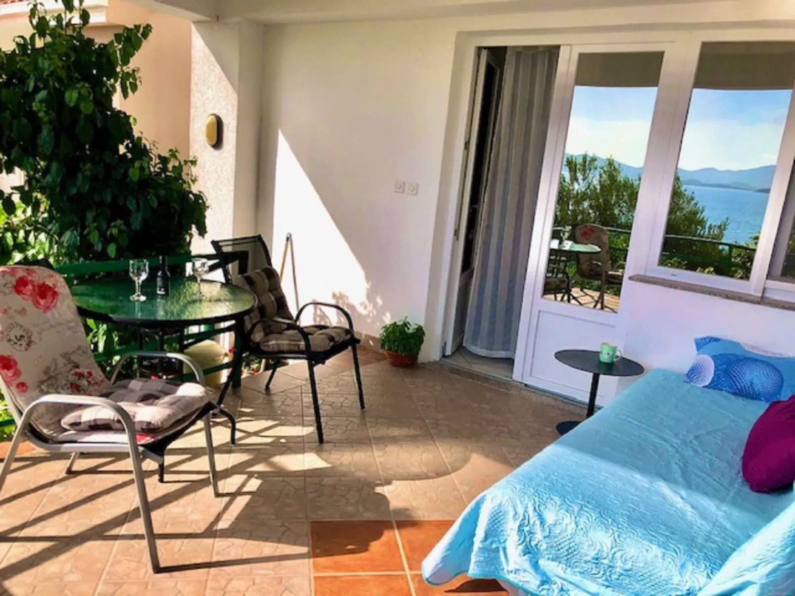 Für drei Personen-Binnen