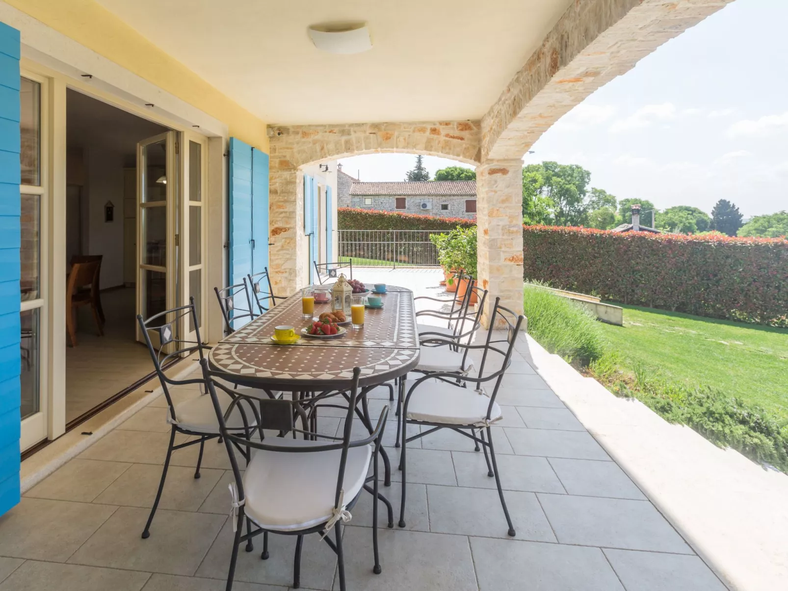 Villa mit Pool, Garten und Sommerküche-Buiten