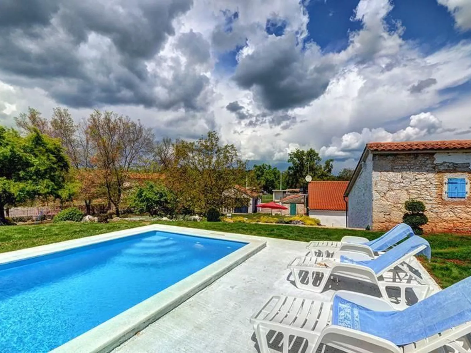 Romantische Villa mit weitläufigem Garten-Buiten