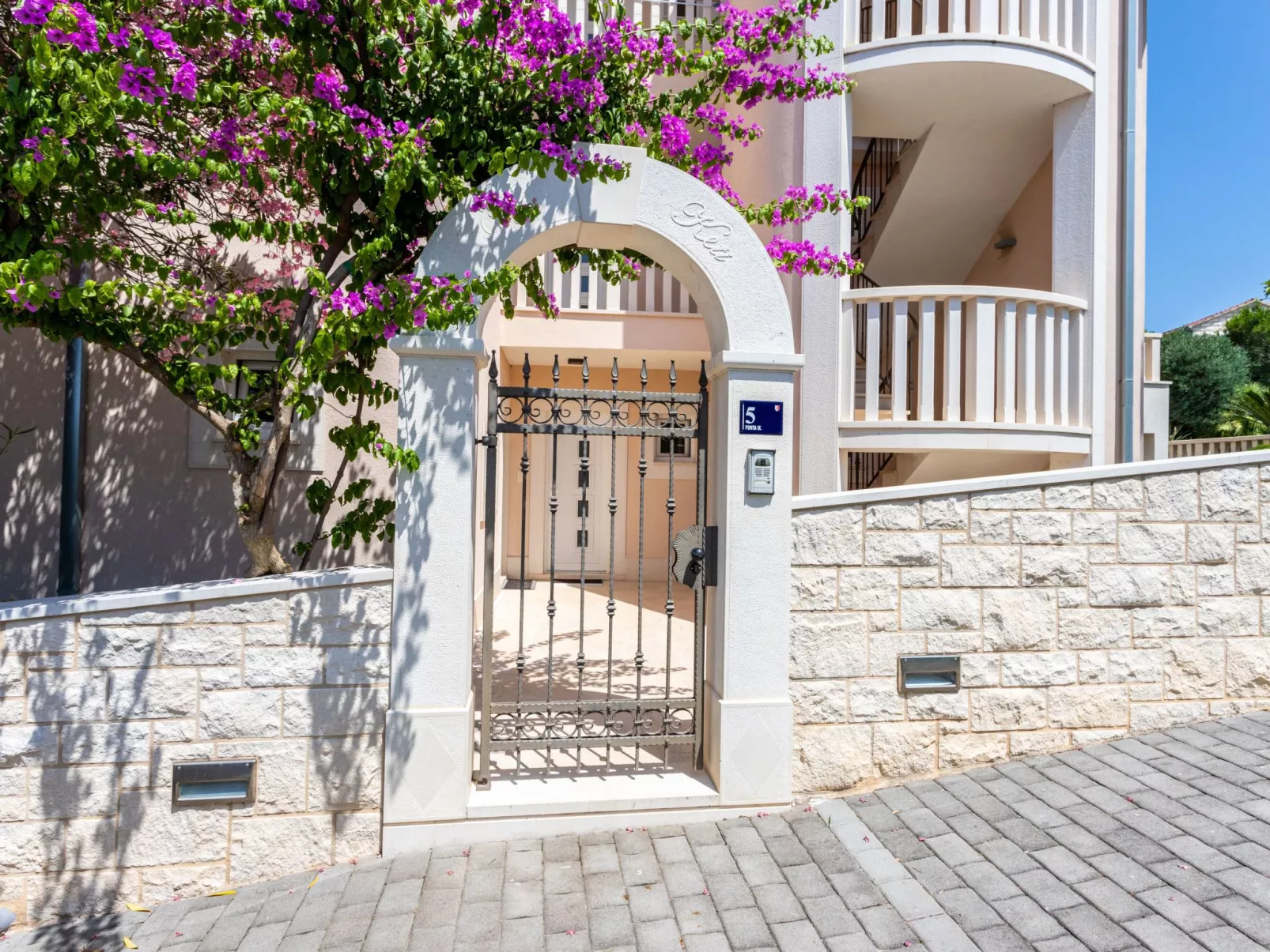 Luxuriöses Studio mit privater Terrasse-Buiten