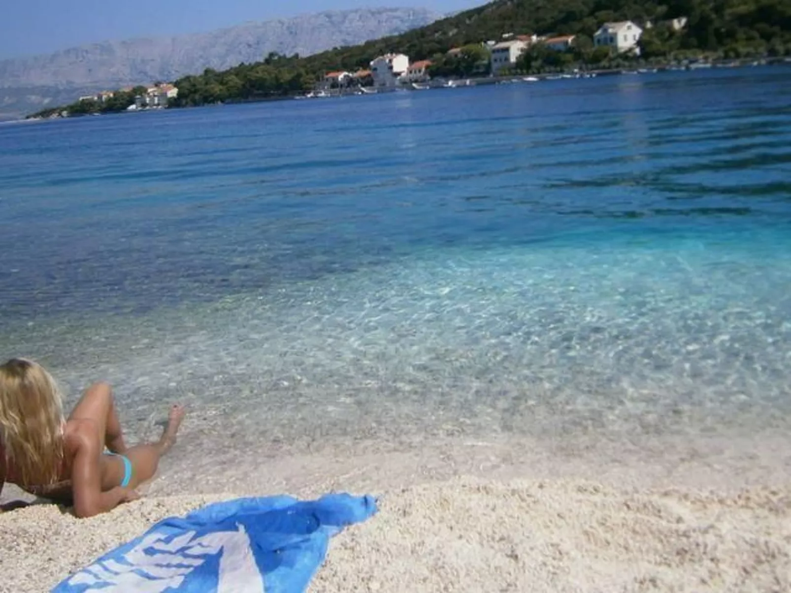 Hütte "Moj mir" mit Blick auf das Wasser-Image-tags.info