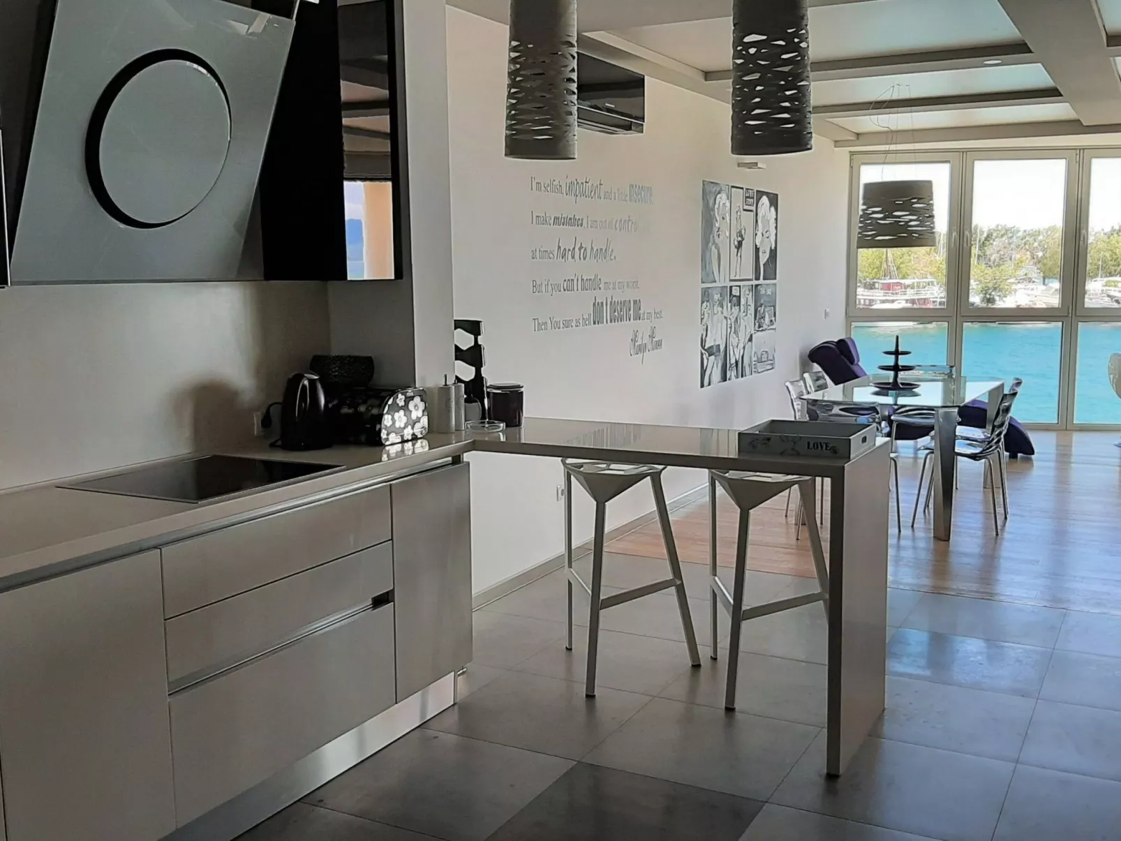 Stylisches Studio mit atemberaubendem Ausblick-Binnen