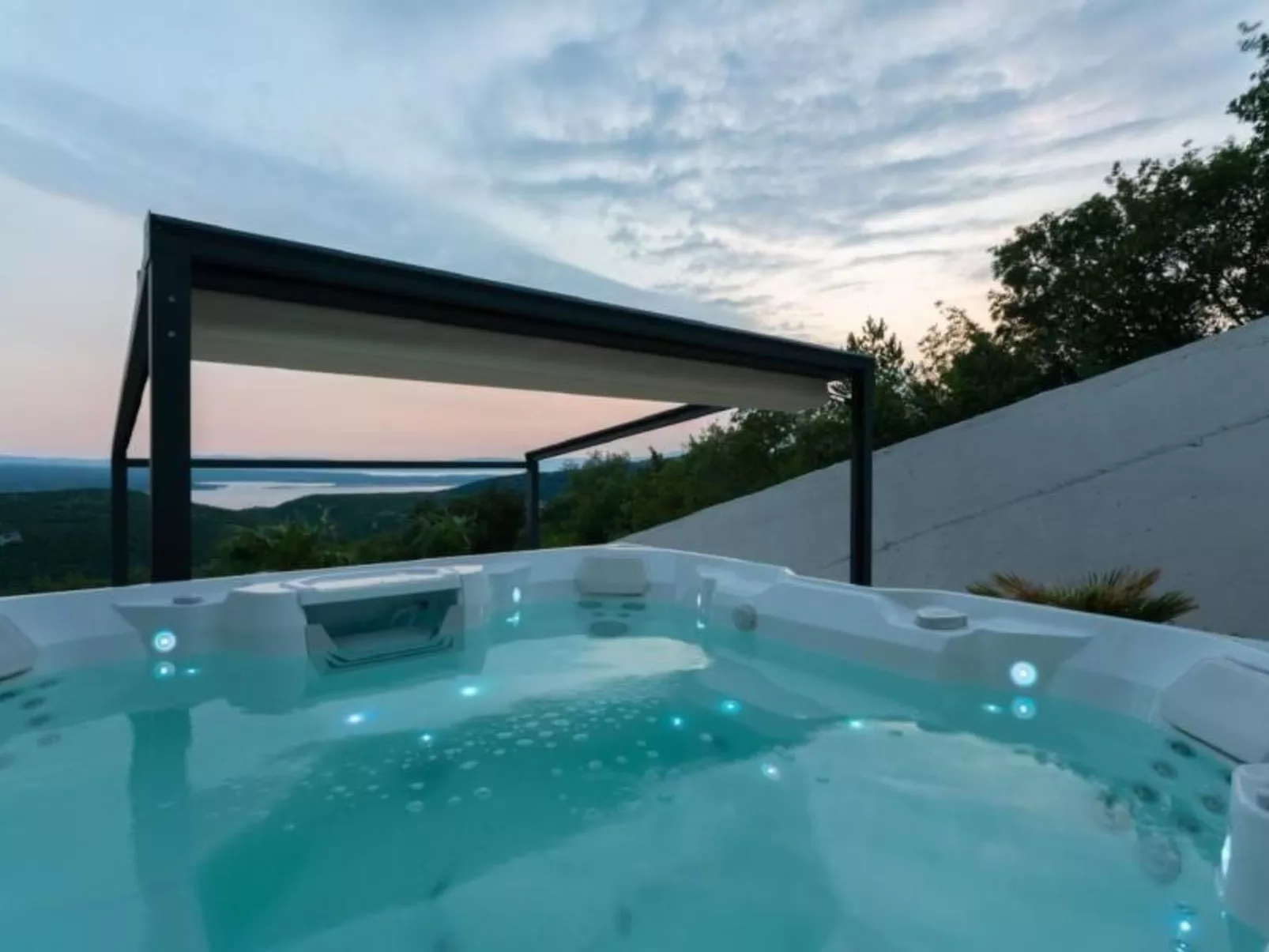 Designferienhaus mit Hot Tub-Buiten
