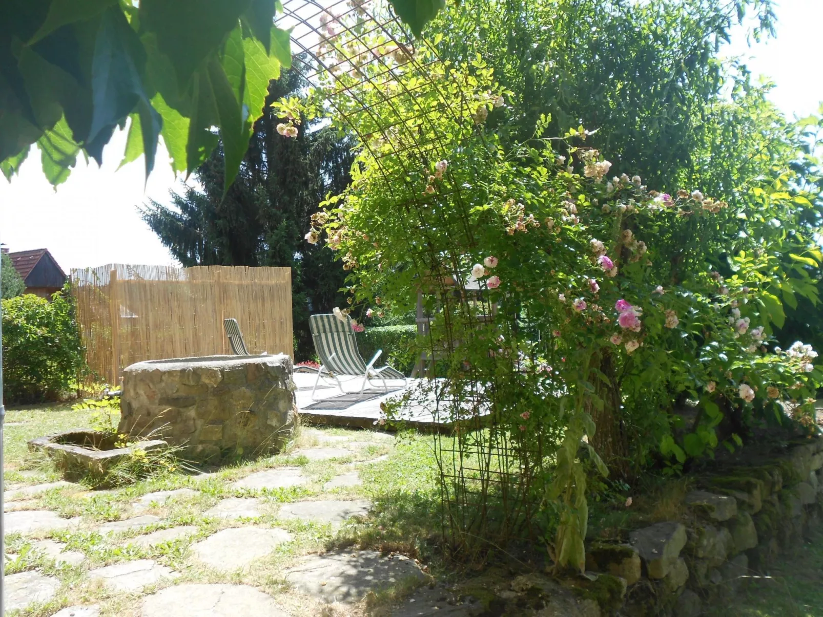 Haus in Kovárov mit Terrasse, Grill und Garten-Buiten