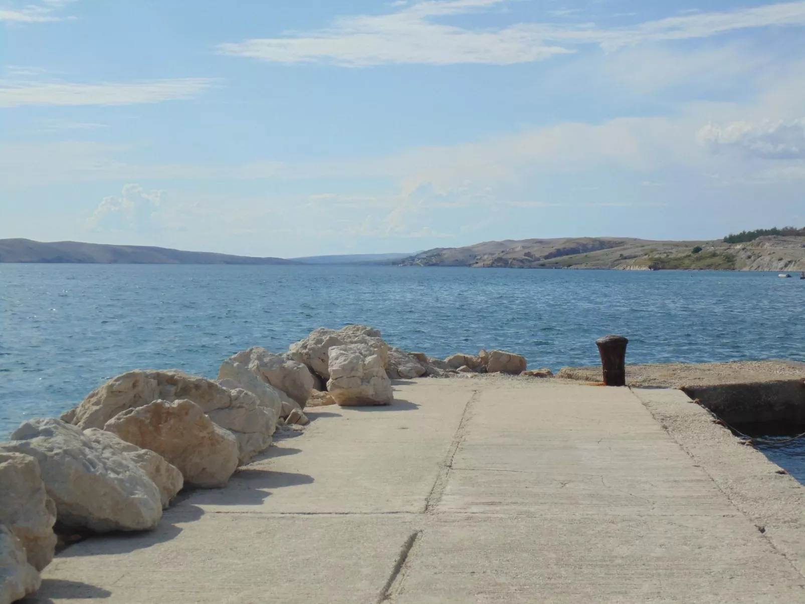 Komfortable Wohnung mit Balkon und Meerblick-Buiten