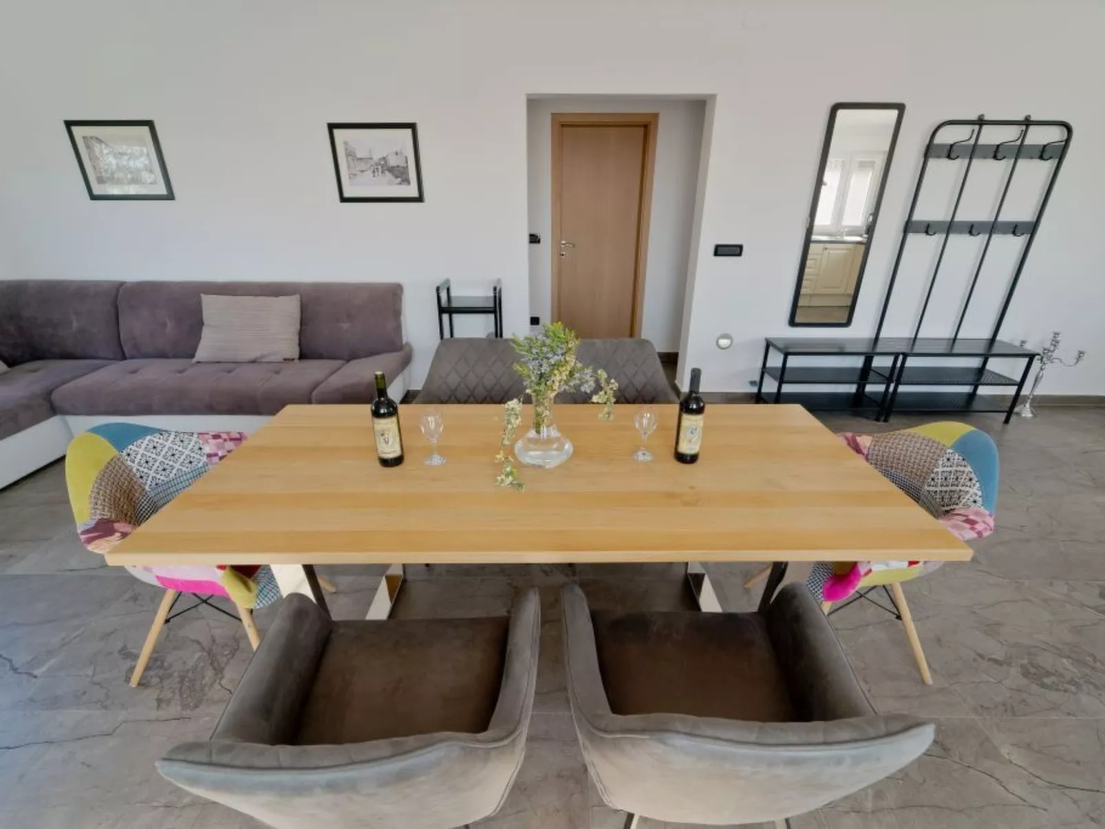 Mit privatem beheiztem Schwimmbad-Binnen