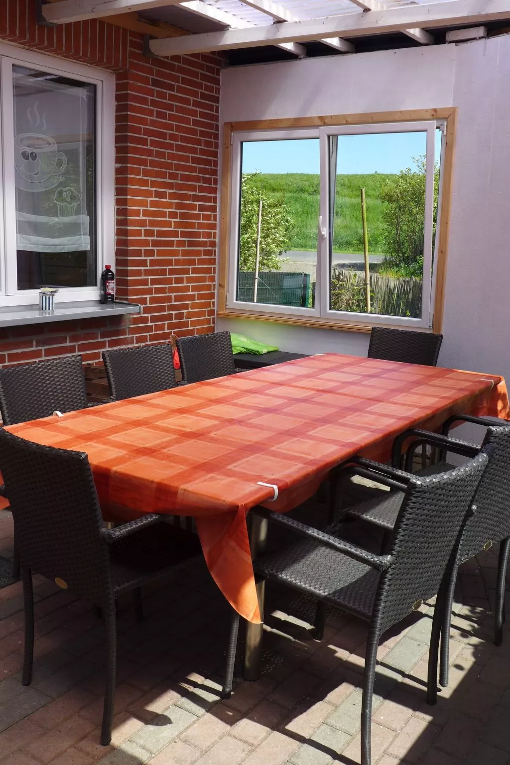 Gemütliches Ferienhaus am Deich mit Gartenzimmer-Binnen