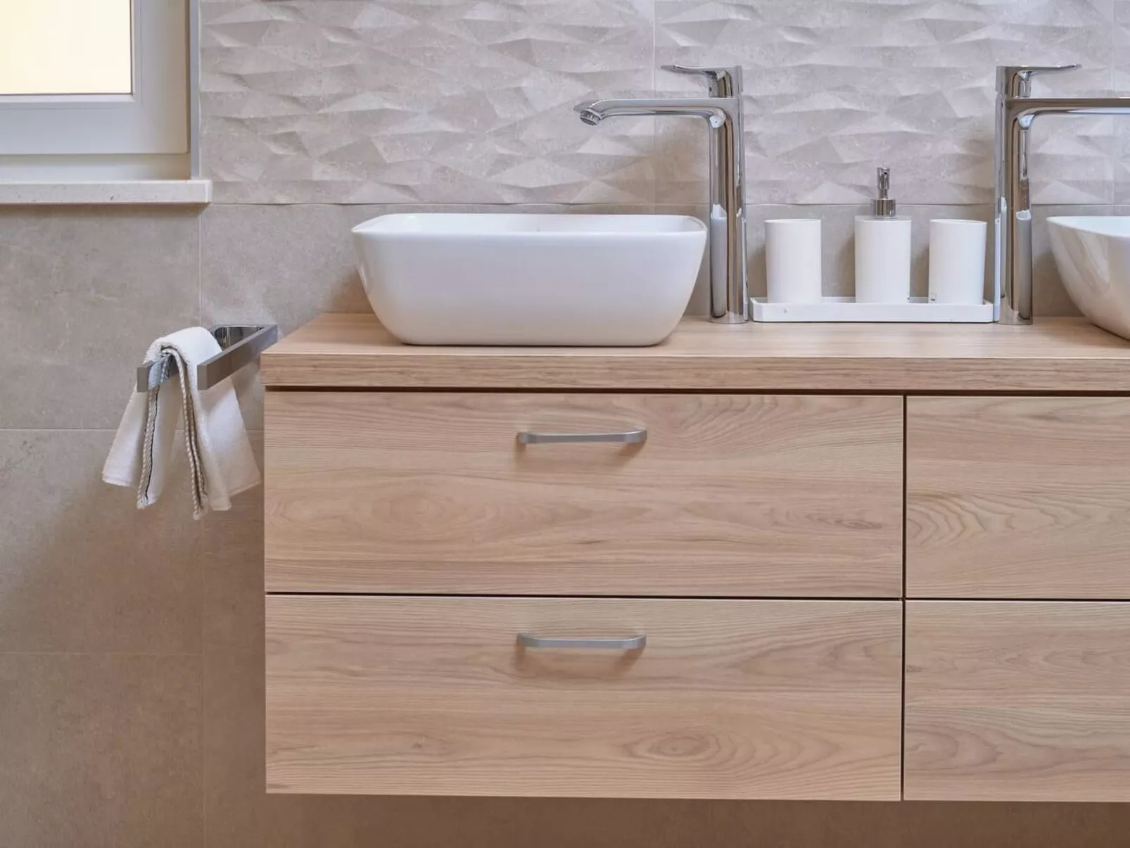 M Ganze Etage in einem geräumigen Haus mit Pool-Image-tags.info