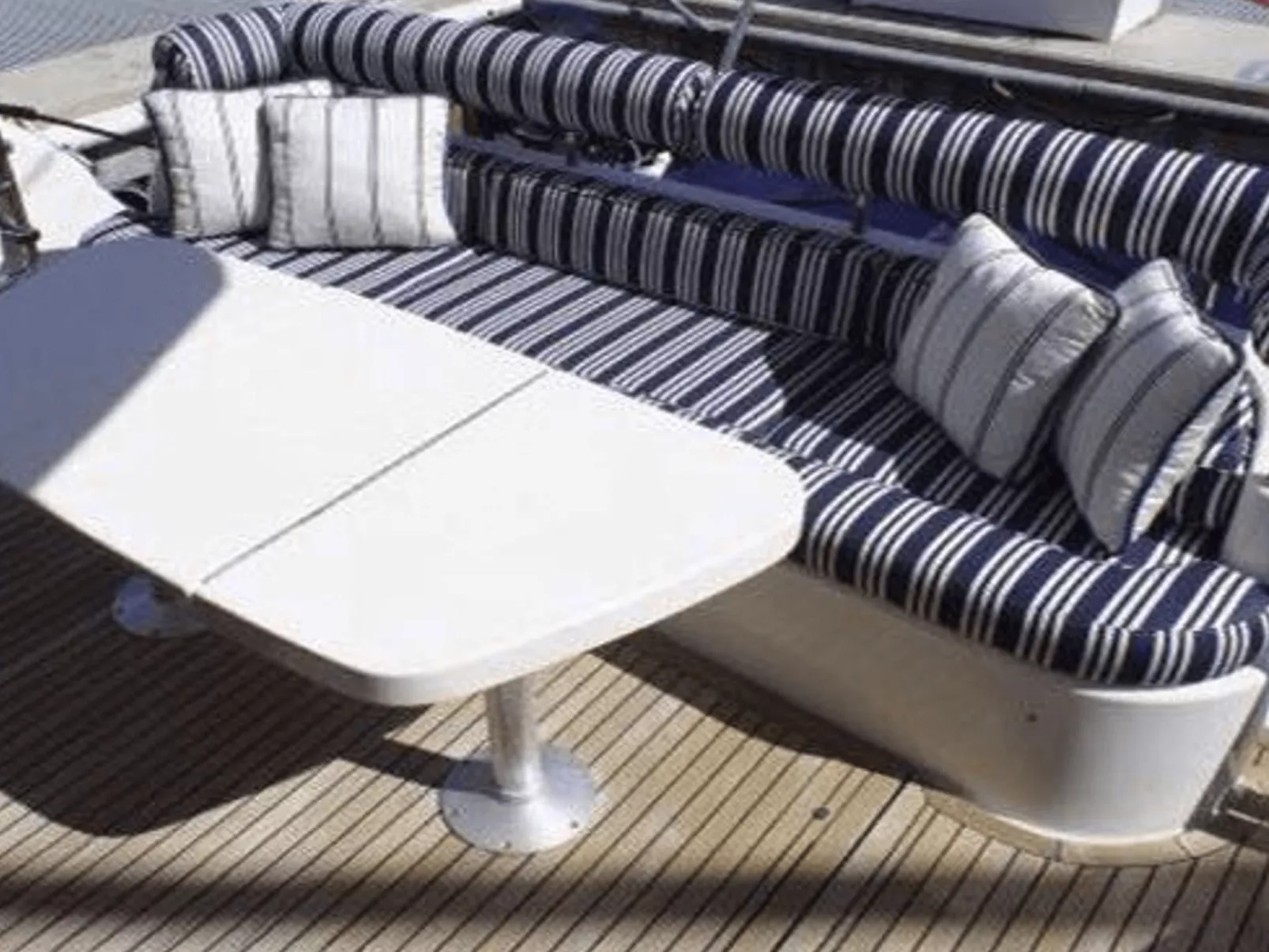 Hausboot mit Blick auf das Wasser-Binnen