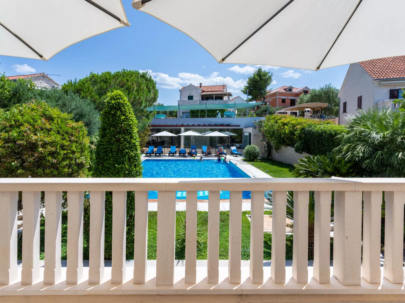 Helle Studio-Ferienwohnung mit Sonnenbalkon-Buiten