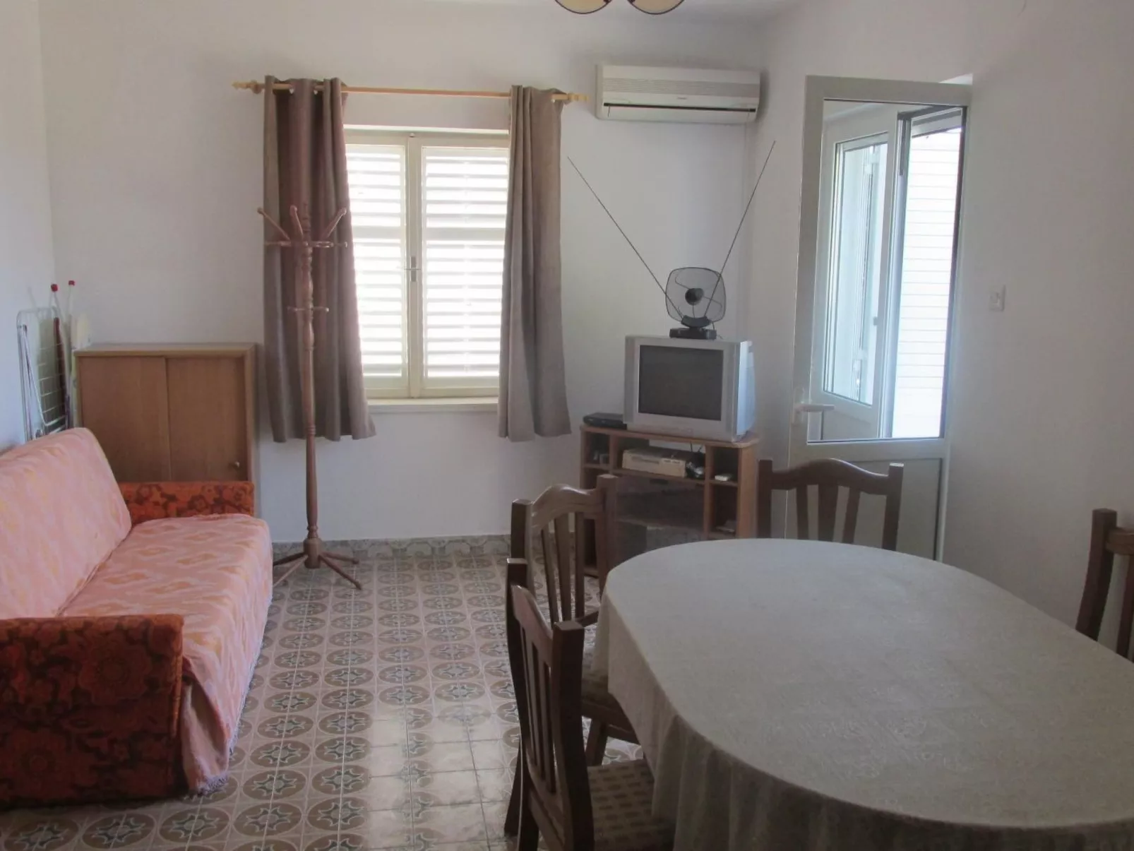 Haus in Ugljan mit Terrasse, Garten und Barbecue-Binnen