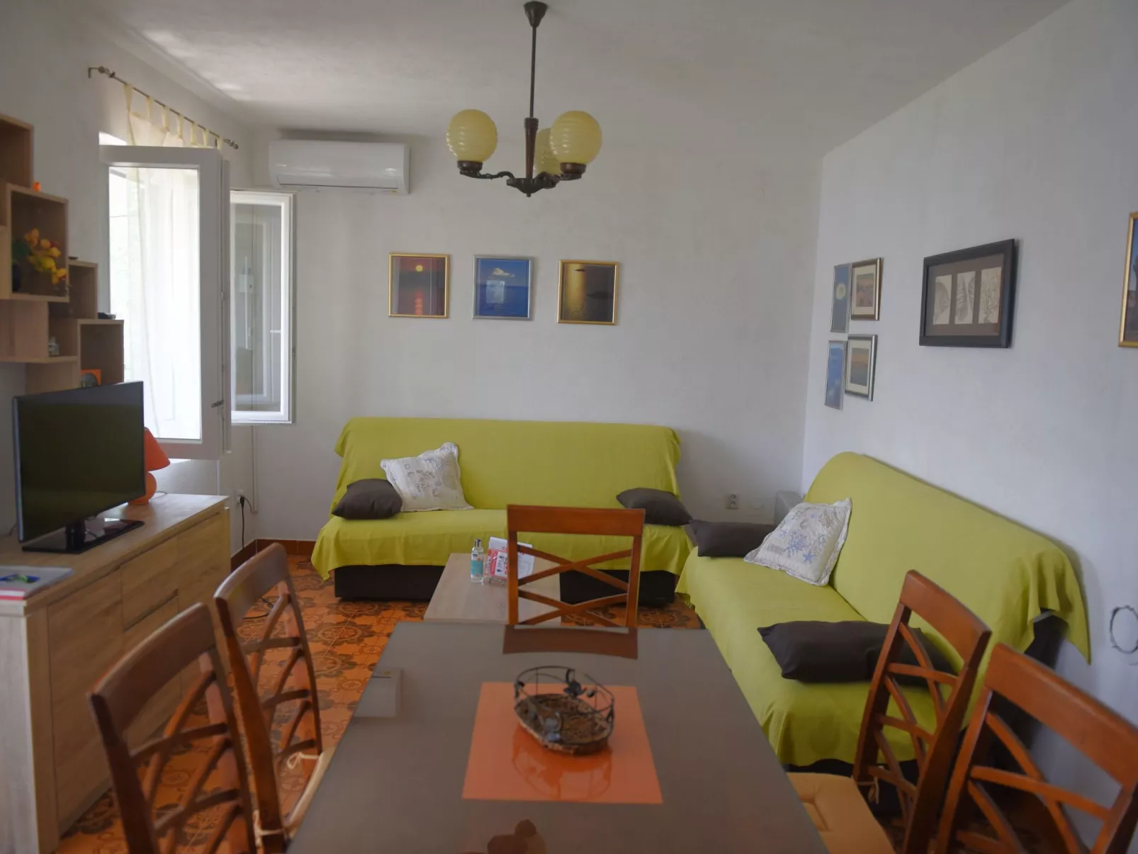 "Mladen" mit Blick auf das Wasser-Binnen