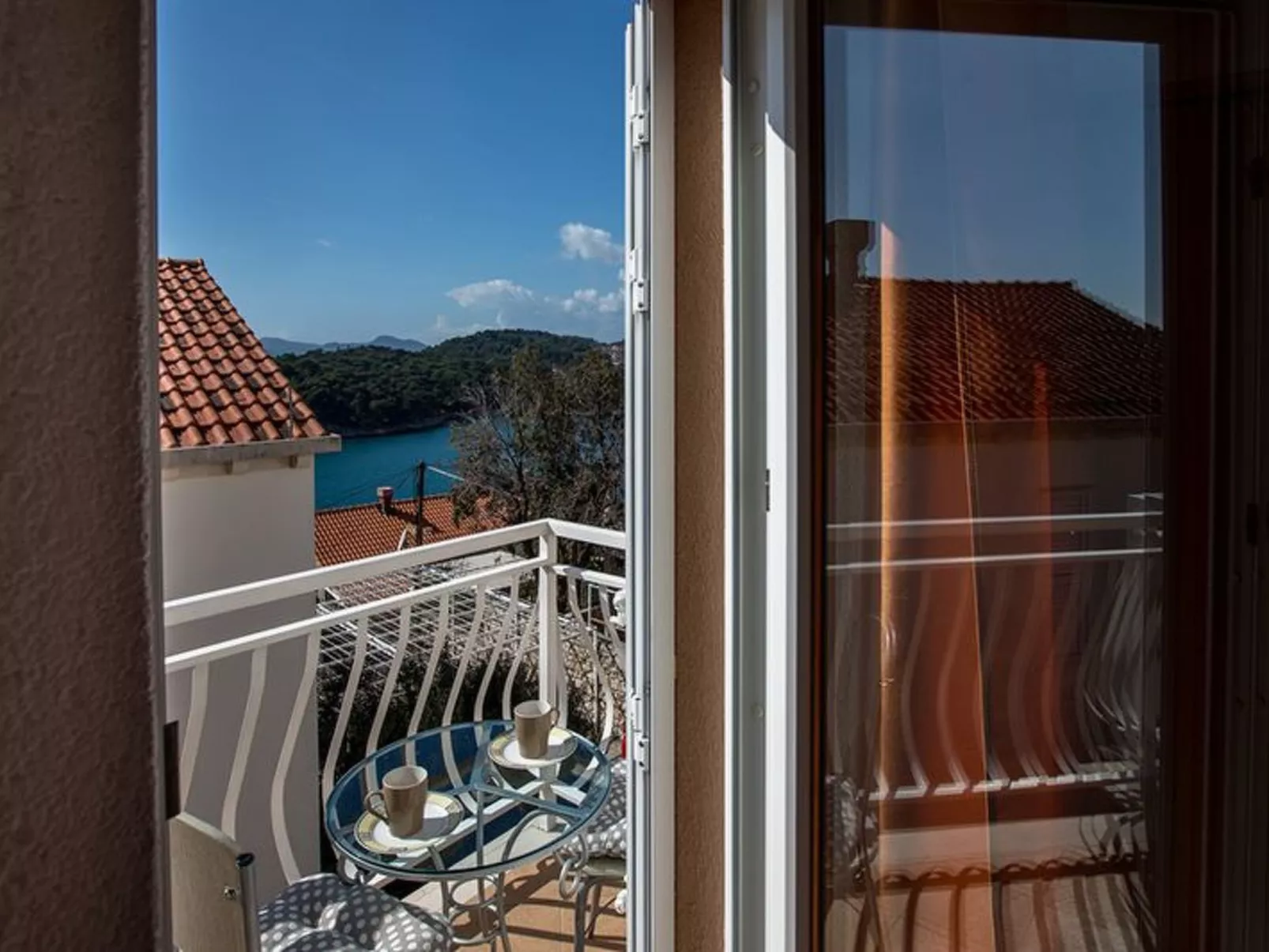 Mélanie B im ersten Stock einer Villa am Strand - Buiten