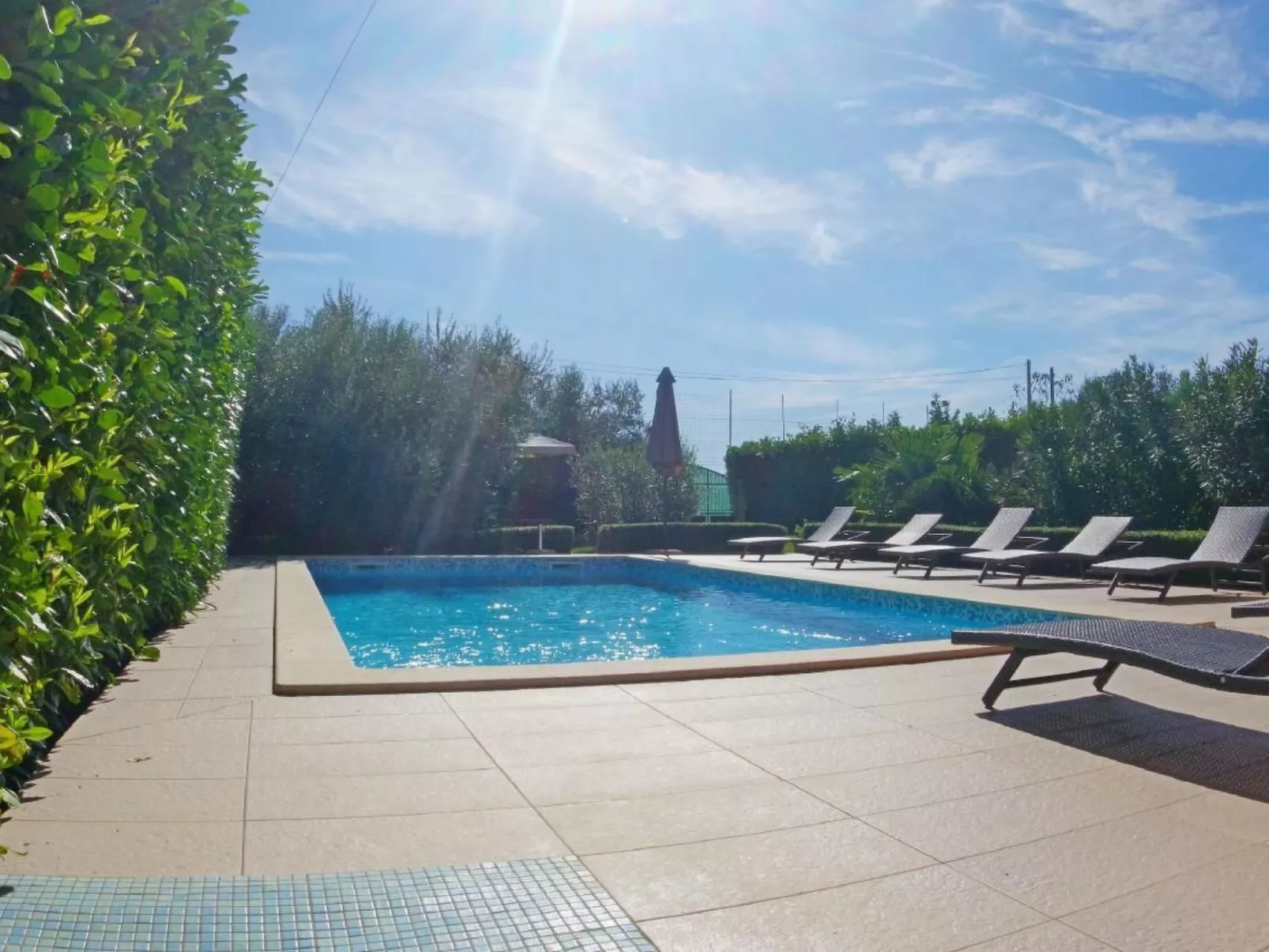 Mit privatem Pool und Garten-Image-tags.info