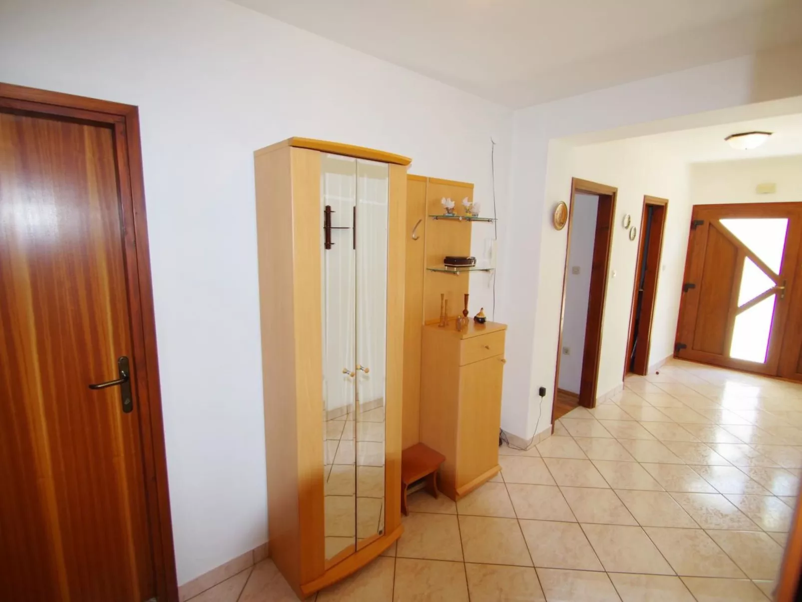 Geräumige Wohnung mit schöner Terrasse und Garten-Binnen