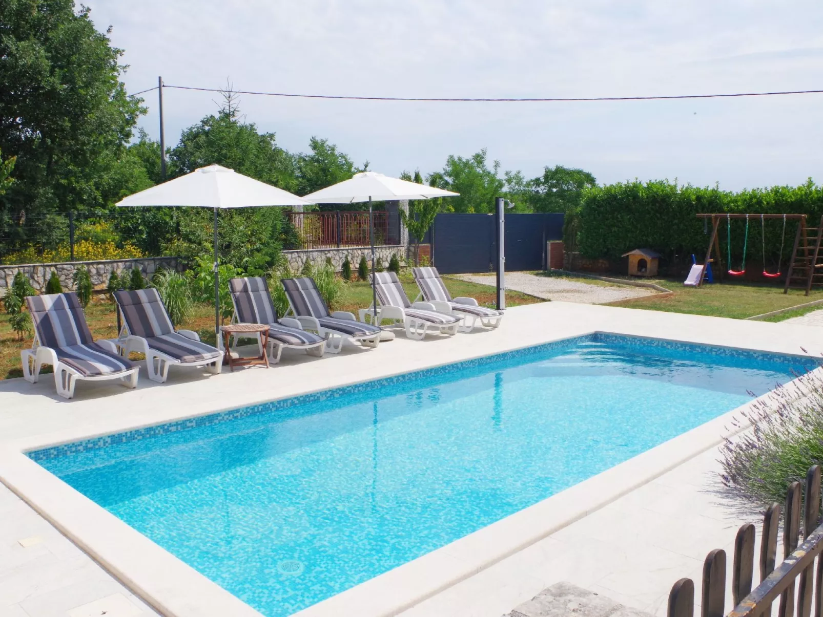 Geräumiges Ferienhaus mit 4 Schlafzimmern und privatem Pool