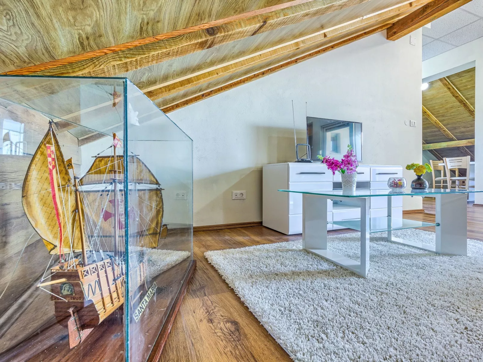 "Villa Rock" mit Blick auf das Wasser-Image-tags.info