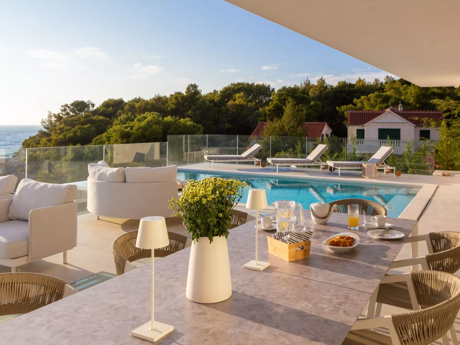 Villa mit Infinity-Pool-Binnen