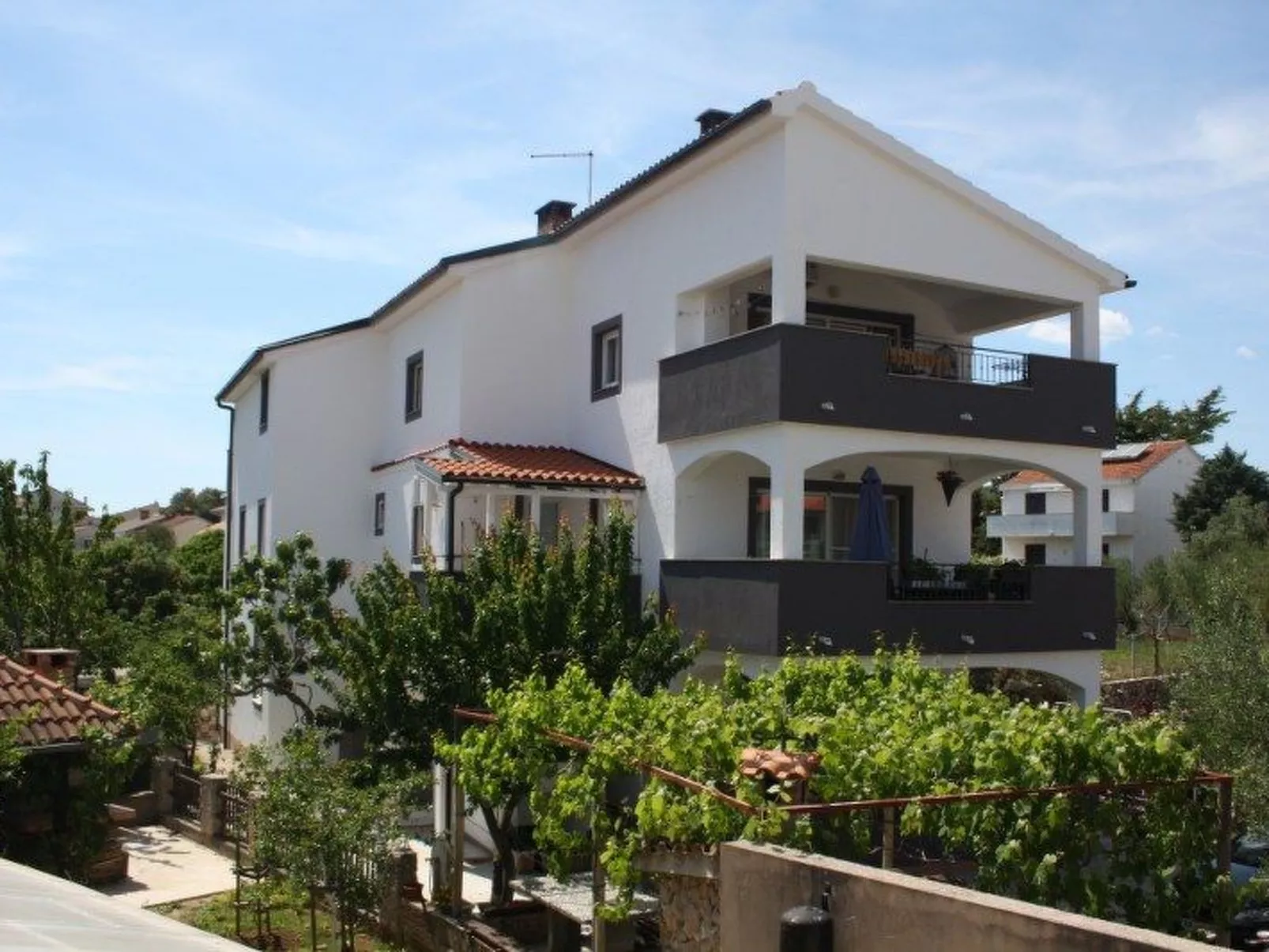 Apartment mit einem kleinen Wohn- und Essbereich und Schlafzimmer-Buiten