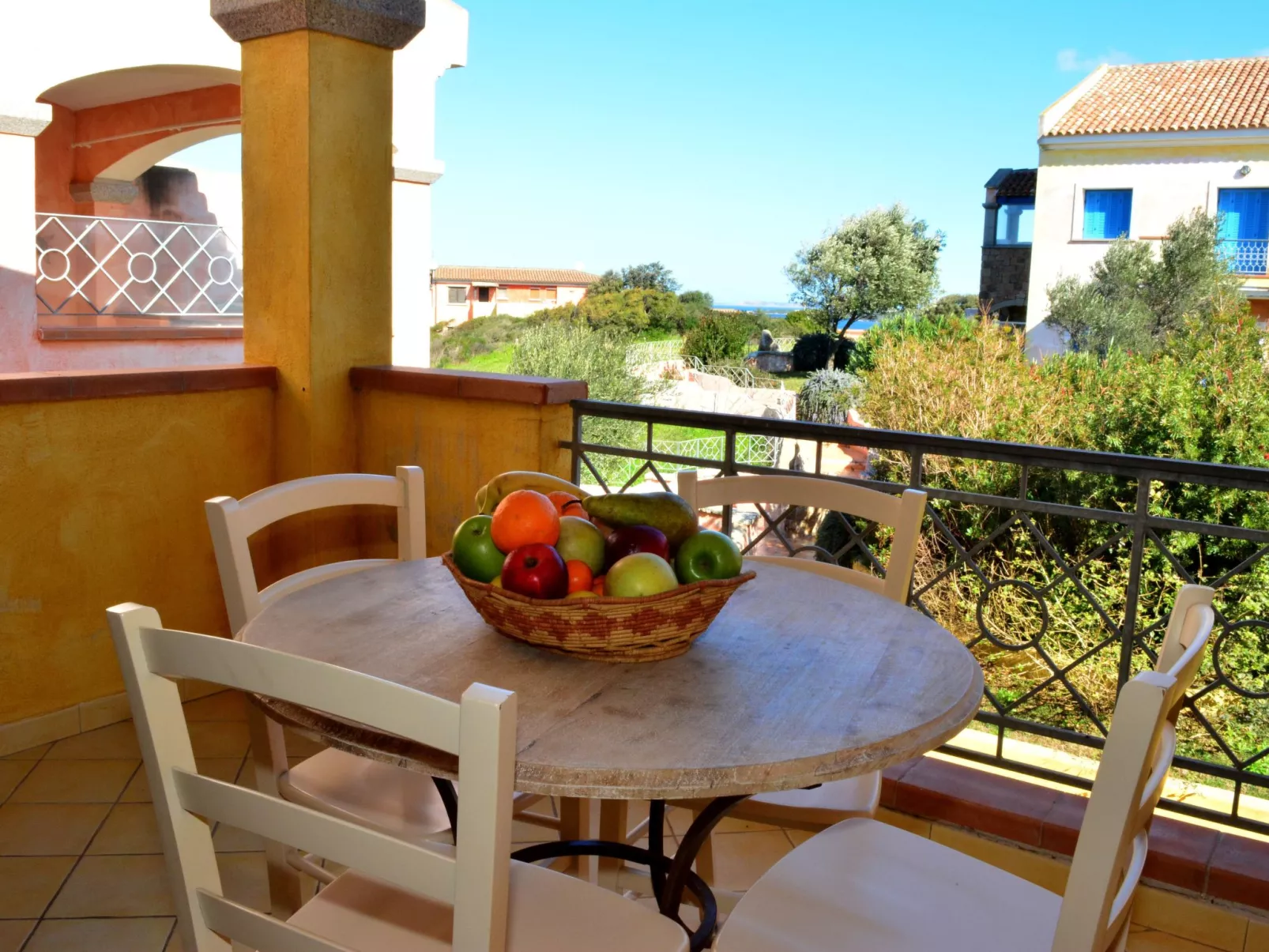 Schöne Wohnung mit Blick auf den Pool-Buiten