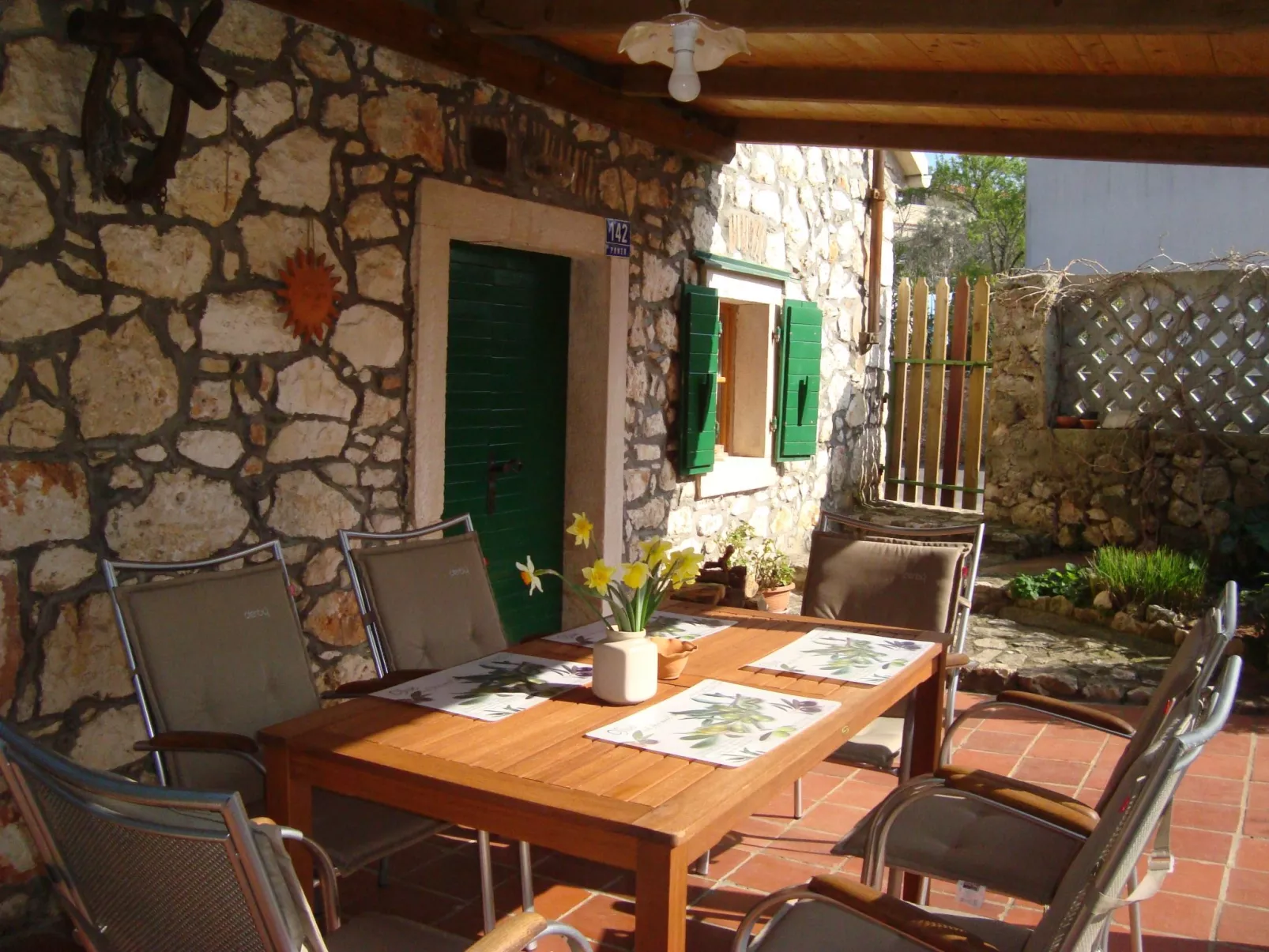 Typisch istrisches Steinhaus mit Grill und Garten-Image-tags.info