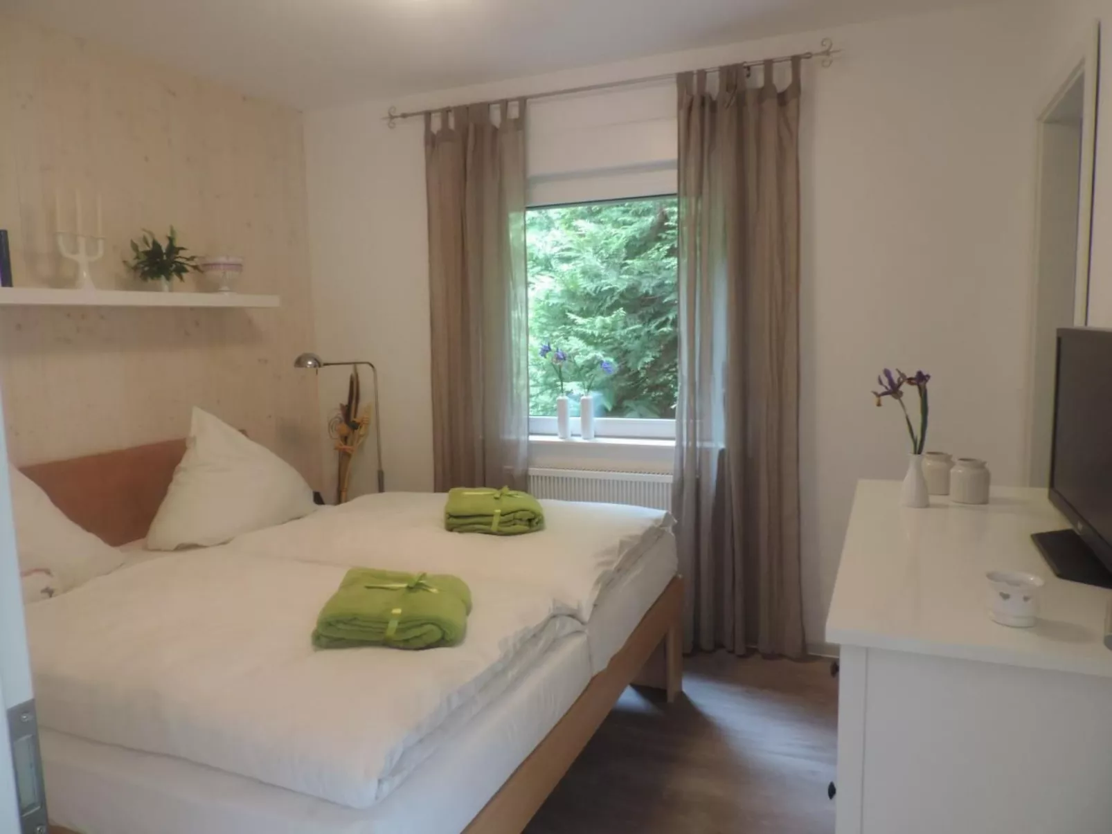 Gartenblick in Vöhl-Basdorf-Image-tags.info